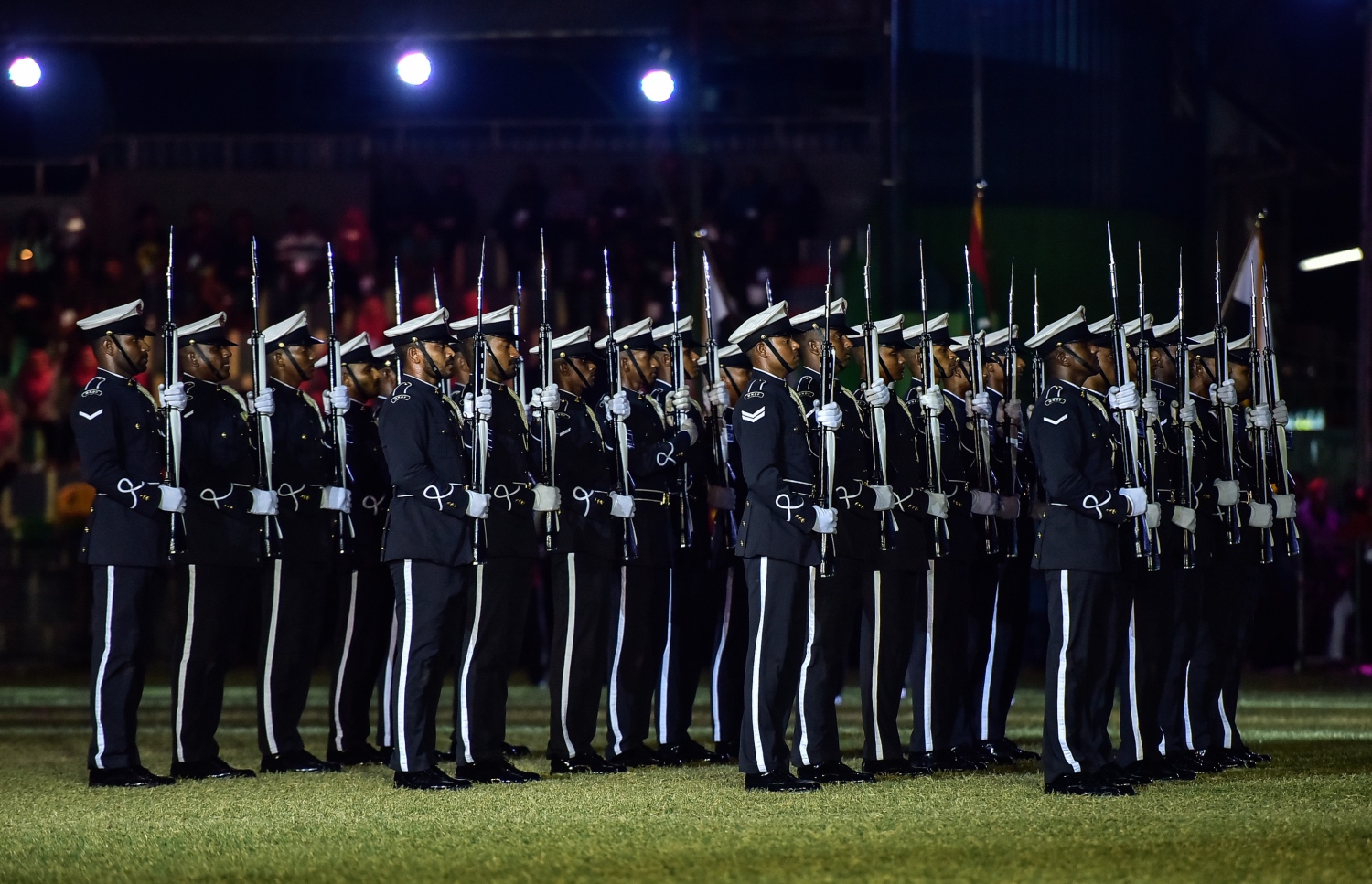 މާލެ: ޖުލައި 26، 2017: މި އަހަރުގެ މިނިވަން ދުވަހާ ގުޅިގެން ގަލޮޅު ދަނޑުގައި ބޭއްވި ކުޅިވަރުތަކުގައި ދިވެހި ސިފައިން ސައިލެންޓް ޑްރިލްއެއް ހުށަހަޅަނީ: ހިތްގައިމު މި ޑްރިލް އަށް ބޮޑު ތަރުހީބެއް ލިބުނު.---މިހާރު ފޮޓޯ: ހުސެއިން ވަހީދު