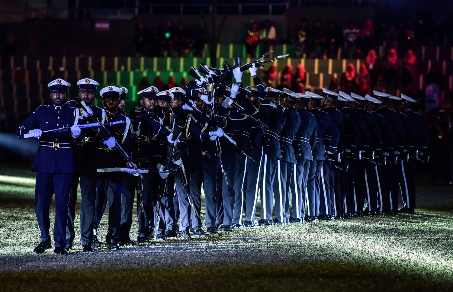 މާލެ: ޖުލައި 26، 2017: މި އަހަރުގެ މިނިވަން ދުވަހާ ގުޅިގެން ގަލޮޅު ދަނޑުގައި ބޭއްވި ކުޅިވަރުތަކުގައި ދިވެހި ސިފައިން ސައިލެންޓް ޑްރިލްއެއް ހުށަހަޅަނީ: ހިތްގައިމު މި ޑްރިލް އަށް ބޮޑު ތަރުހީބެއް ލިބުނު.---މިހާރު ފޮޓޯ: ހުސެއިން ވަހީދު