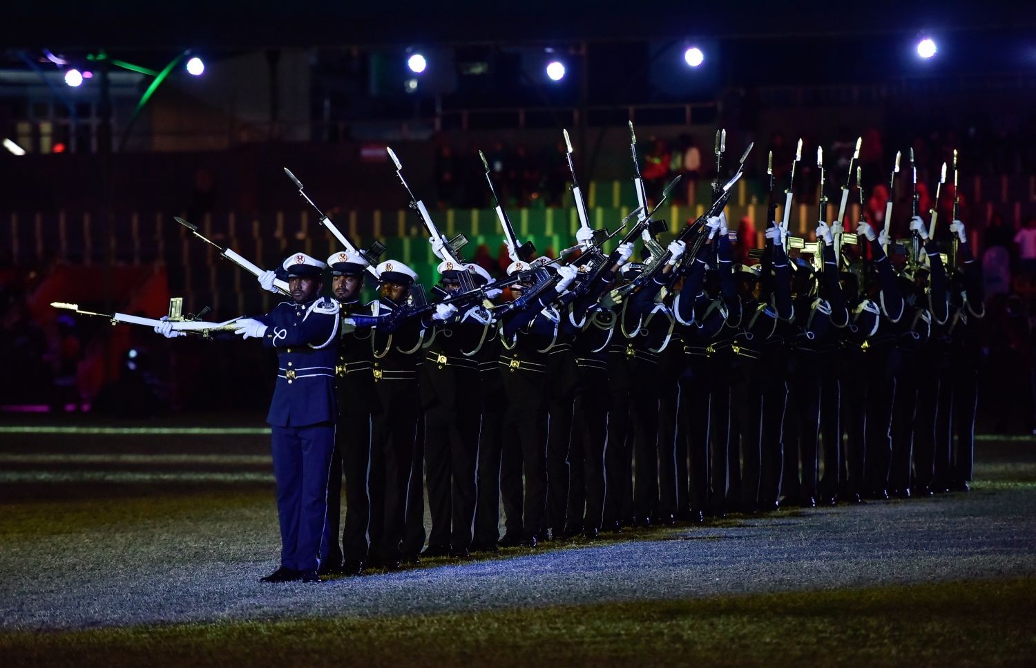 މާލެ: ޖުލައި 26، 2017: މި އަހަރުގެ މިނިވަން ދުވަހާ ގުޅިގެން ގަލޮޅު ދަނޑުގައި ބޭއްވި ކުޅިވަރުތަކުގައި ދިވެހި ސިފައިން ސައިލެންޓް ޑްރިލްއެއް ހުށަހަޅަނީ: ހިތްގައިމު މި ޑްރިލް އަށް ބޮޑު ތަރުހީބެއް ލިބުނު.---މިހާރު ފޮޓޯ: ހުސެއިން ވަހީދު