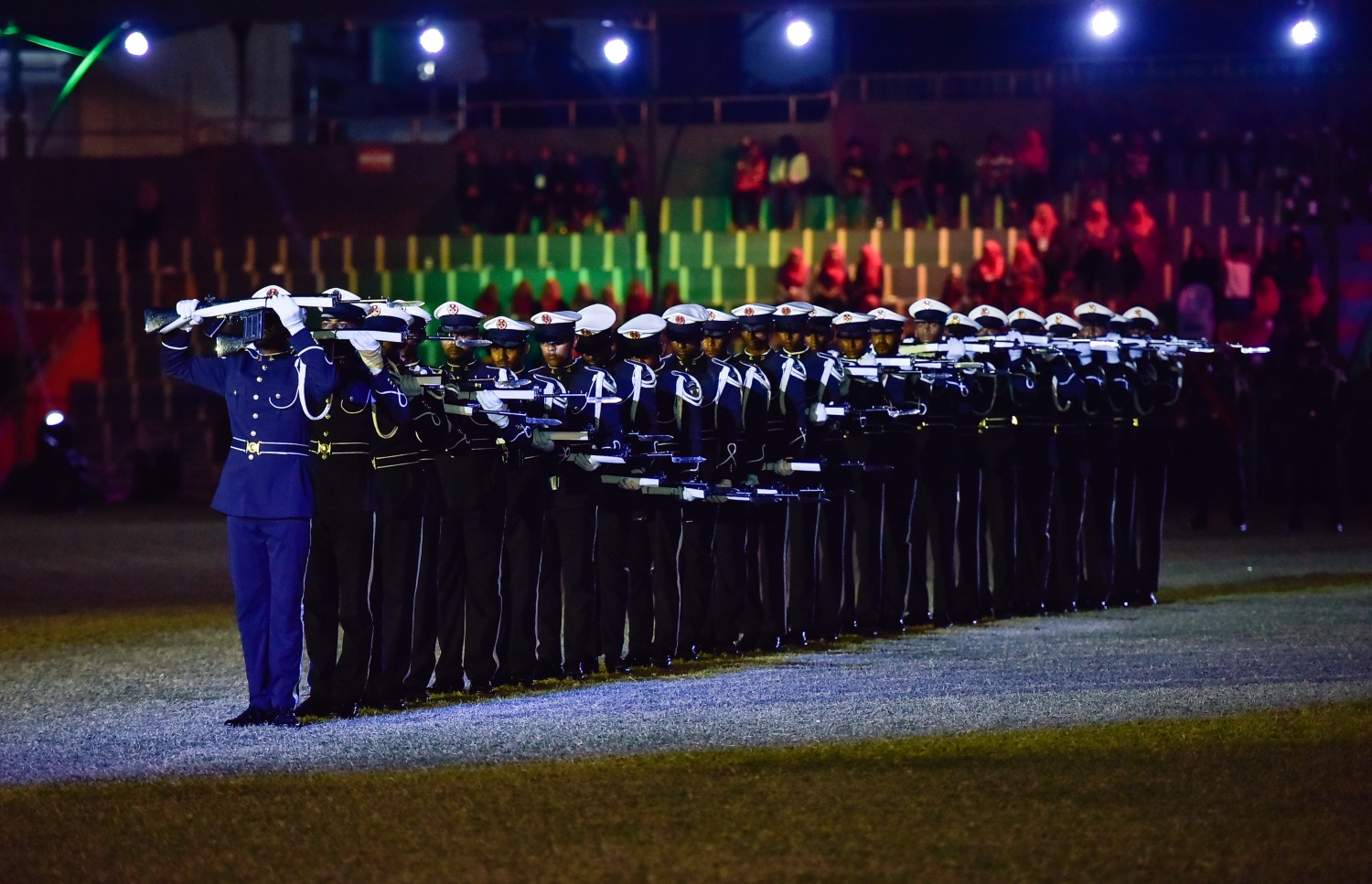 މާލެ: ޖުލައި 26، 2017: މި އަހަރުގެ މިނިވަން ދުވަހާ ގުޅިގެން ގަލޮޅު ދަނޑުގައި ބޭއްވި ކުޅިވަރުތަކުގައި ދިވެހި ސިފައިން ސައިލެންޓް ޑްރިލްއެއް ހުށަހަޅަނީ: ހިތްގައިމު މި ޑްރިލް އަށް ބޮޑު ތަރުހީބެއް ލިބުނު.---މިހާރު ފޮޓޯ: ހުސެއިން ވަހީދު