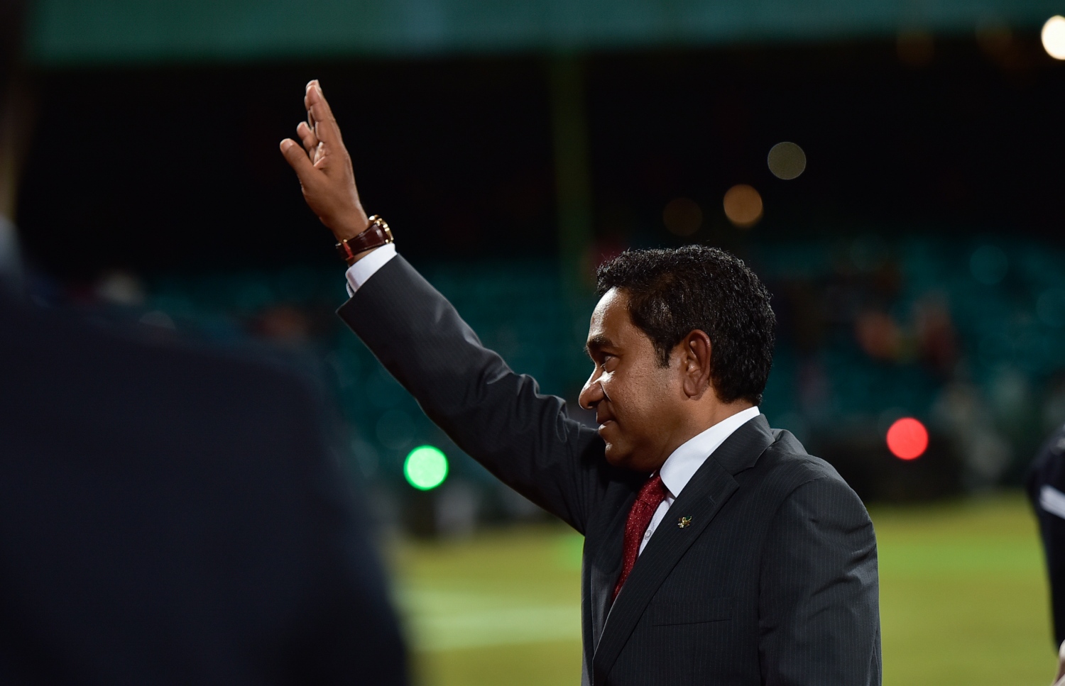 މާލެ: ޖުލައި 26، 2017: މި އަހަރުގެ މިނިވަން ދުވަހާ ގުޅިގެން ގަލޮޅު ދަނޑުގައި ބޭއްވި ސްކޫލް ކުދިންގެ ކުޅިވަރު ހަރަކާތުގައި ބައިވެރިވެވަޑައިގަތުމަށް ފަހު، ރައީސް ޔާމީން ވަޑައިގަތުމުގެ ކުރިން އަތްޕުޅު ހިއްލާލައްވައި ސަލާމް ކުރައްވަނީ.---މިހާރު ފޮޓޯ: ހުސެއިން ވަހީދު