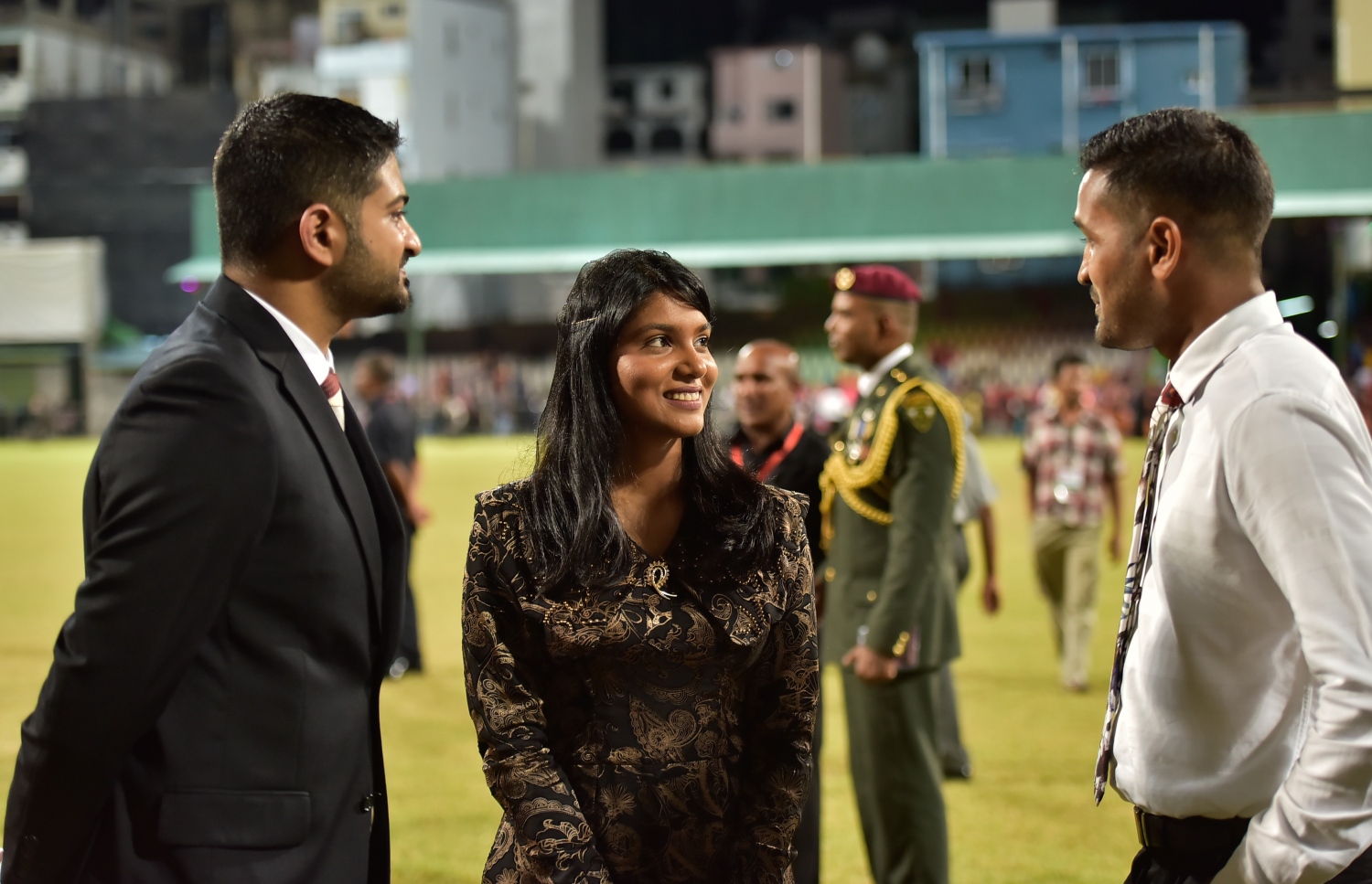 މާލެ: ޖުލައި 26، 2017: މި އަހަރުގެ މިނިވަން ދުވަހާ ގުޅިގެން ގަލޮޅު ދަނޑުގައި ބޭއްވި ސްކޫލް ކުދިންގެ ކުޅިވަރު ހަރަކާތަށް ފަހު، ޖެންޑަ މިނިސްޓަރު ޒެނީޝާގެ ދެކަނބަލުން މީހަކާ ވާހަކަ ދައްކަވަނީ.---މިހާރު ފޮޓޯ: ހުސެއިން ވަހީދު