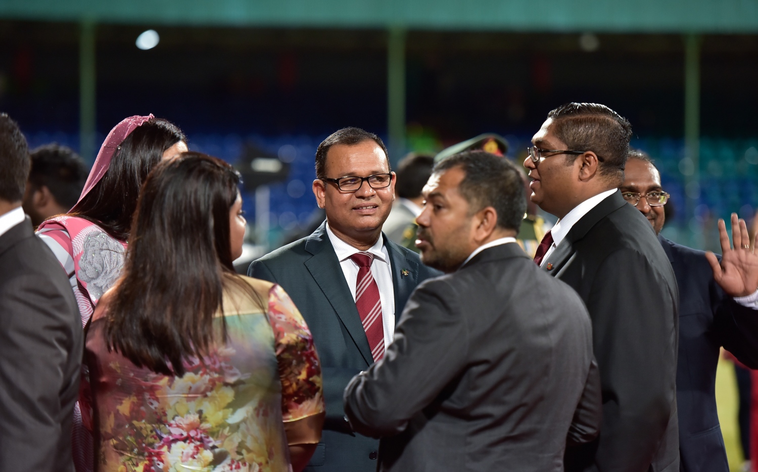 މާލެ: ޖުލައި 26، 2017: މި އަހަރުގެ މިނިވަން ދުވަހާ ގުޅިގެން ގަލޮޅު ދަނޑުގައި ބޭއްވި ސްކޫލް ކުދިންގެ ކުޅިވަރު ހަރަކާތަށް ފަހު، ދައުލަތުގެ ބައެއް އިސްވެރިން މަޑުކޮށްލައްވައިގެން.---މިހާރު ފޮޓޯ: ހުސެއިން ވަހީދު