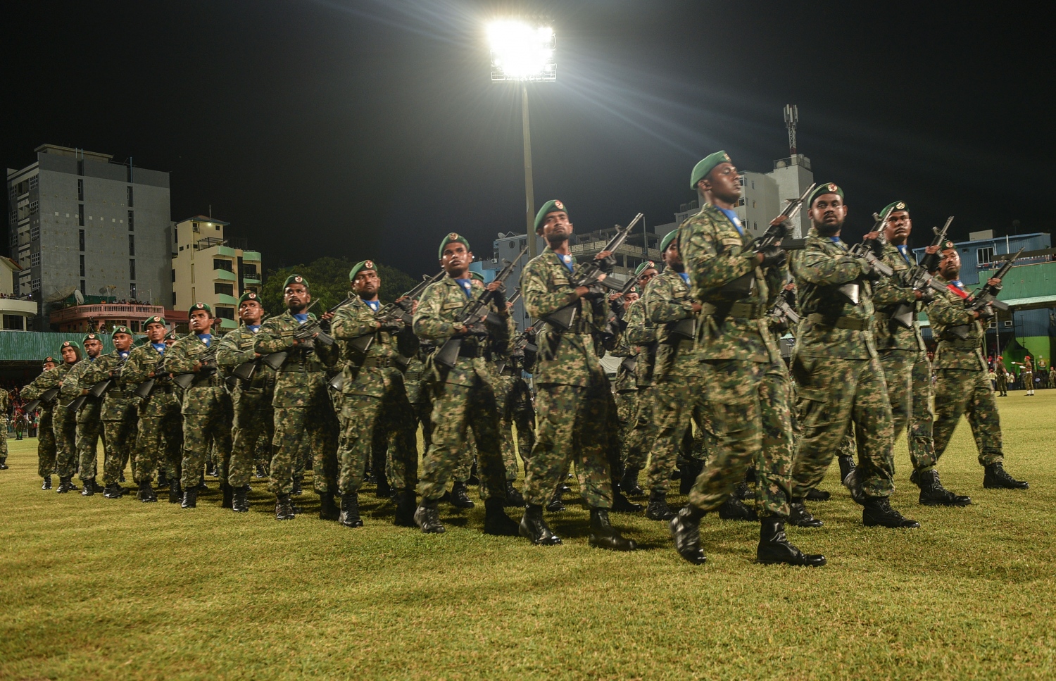 މާލެ: ޖުލައި 26، 2017: މި އަހަރުގެ މިނިވަން ދުވަހާ ގުޅިގެން ގަލޮޅު ދަނޑުގައި ބޭއްވި ހެވިކަމާއި ކުޅިވަރުތަކުގެ ތެރެއިން ސިފައިންގެ ރޫޓްމާޗް.---މިހާރު ފޮޓޯ: ހުސެއިން ވަހީދު