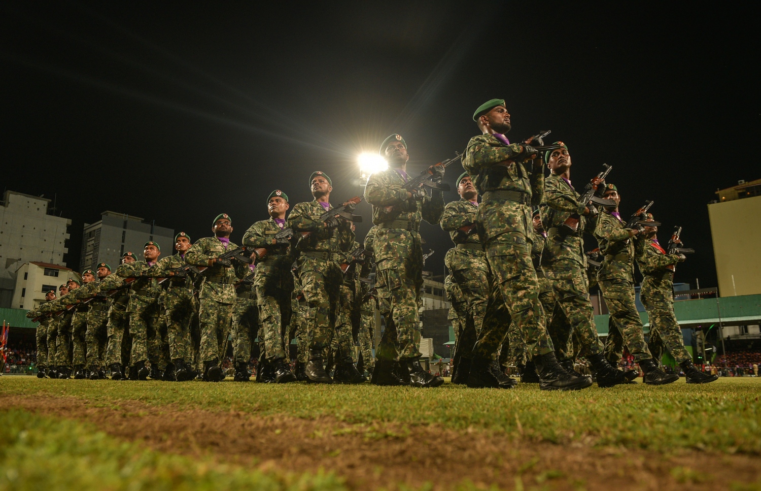 މާލެ: ޖުލައި 26، 2017: މި އަހަރުގެ މިނިވަން ދުވަހާ ގުޅިގެން ގަލޮޅު ދަނޑުގައި ބޭއްވި ހެވިކަމާއި ކުޅިވަރުތަކުގެ ތެރެއިން ސިފައިންގެ ރޫޓްމާޗް.---މިހާރު ފޮޓޯ: ހުސެއިން ވަހީދު