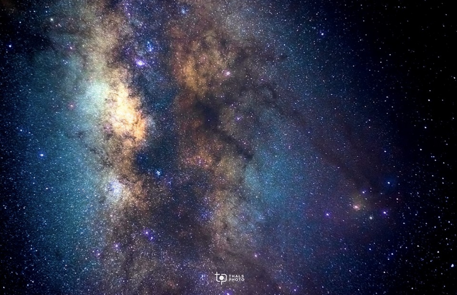 އެތައް ބިލިޔަން ތަރިތަކުން އުޑުމަތި ޖަރީކޮށްފައިވަނިކޮށް ތަލްއަތު ނަގާފައިވާ ފޮޓޯއެއް