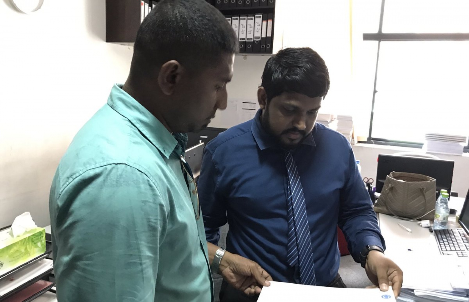 މަޖިލީހުގެ އިދާރާގެ މުވައްޒަފަކާ މެންބަރު މަހްލޫފް ވާހަކަ ދައްކަވަނީ.