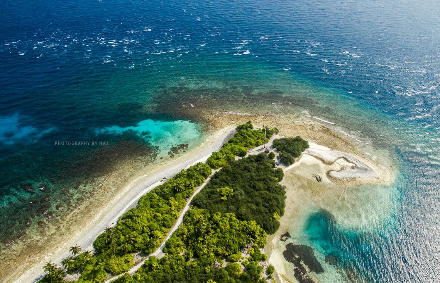 އައްޑޫ ސިޓީގެ ހިތްގައިމު މަންޒަރެއް. އައްޑޫގެ އީދިގަލި ކިޅި ސަރަހައްދުގައި ވީޑިއޯ އާއި ފޮޓޯ ވިޔަފާރި އުސޫލުން ނަގަން ފީއެއް ދައްކަން ޖެހޭ --ފޮޓޯ: ނަޖް