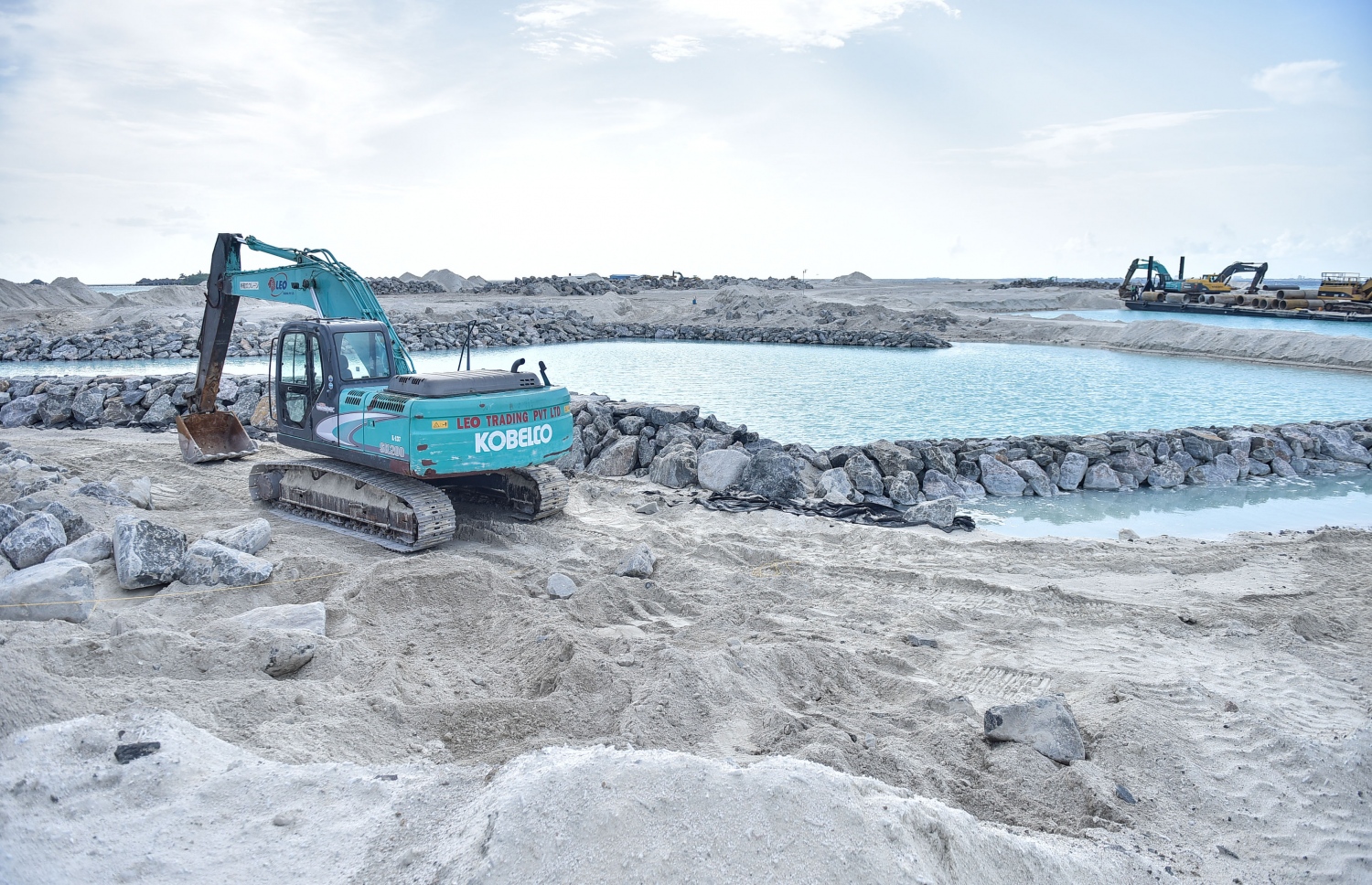 އެނބޫދޫ ފަޅު ހިއްކައިގެން ތަރައްގީކުރާ އިންޓަގްރޭޓެޑް ރިސޯޓް މަޝްރޫއުގެ ބިންގާ އެޅުމަށް މިއަދު ބޭއްވި ރަސްމިއްޔާތުގެ ތެރެއިން.-- ފޮޓޯ: ހުސެއިން ވަހީދު/ މިހާރު