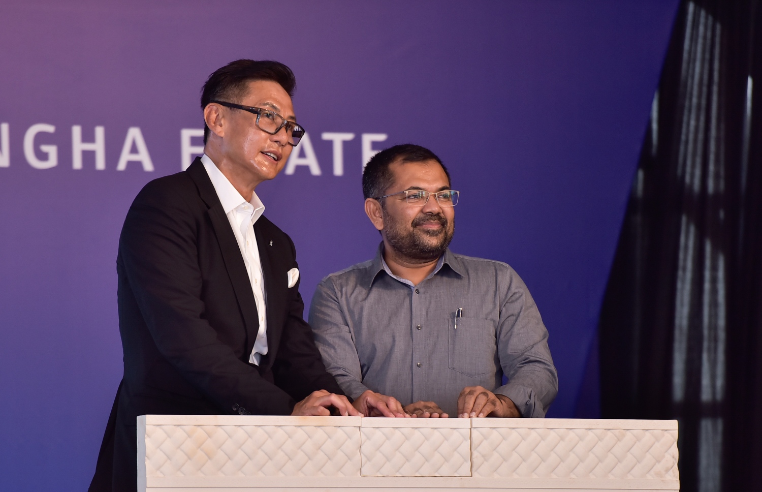 އެނބޫދޫ ފަޅު ހިއްކައިގެން ތަރައްގީ އިންޓަގްރޭޓެޑް ރިސޯޓް މަޝްރޫއުގެ ބިންގާ އެޅުމަށް މިއަދު ބޭއްވި ރަސްމިއްޔާތުގެ ތެރެއިން.-- ފޮޓޯ: ހުސެއިން ވަހީދު/ މިހާރު