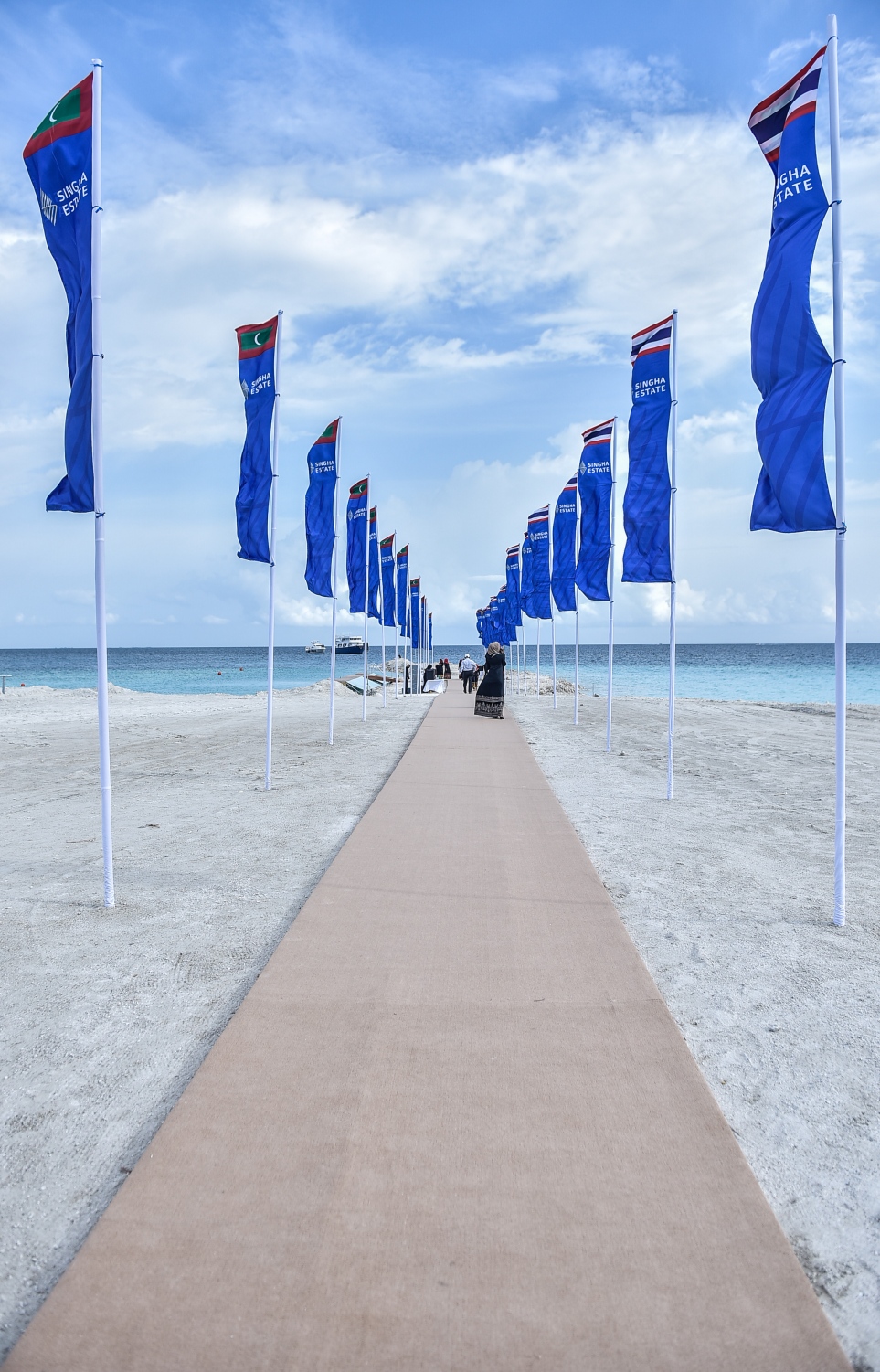 އެނބޫދޫ ފިނޮޅު: ޖުލައި 30، 2017- އެނބޫދޫ ފަޅު ހިއްކައިގެން ތަރައްގީ ކުރާ 311 މިލިއަން ޑޮލަރު (4.7 ބިލިއަން ރުފިޔާ)ގެ އިންޓަގްރޭޓެޑް ރިސޯޓް މަޝްރޫއުގެ ބިންގާ އެޅުމުގެ ރަސްމިއްޔާތަށް އެފިނޮޅުގެ ހިއްކާފައިވާ ސަރަހައްދު ޒީނަތްތެރިކޮށްފައި.---މިހާރު ފޮޓޯ: ހުސެއިން ވަހީދު