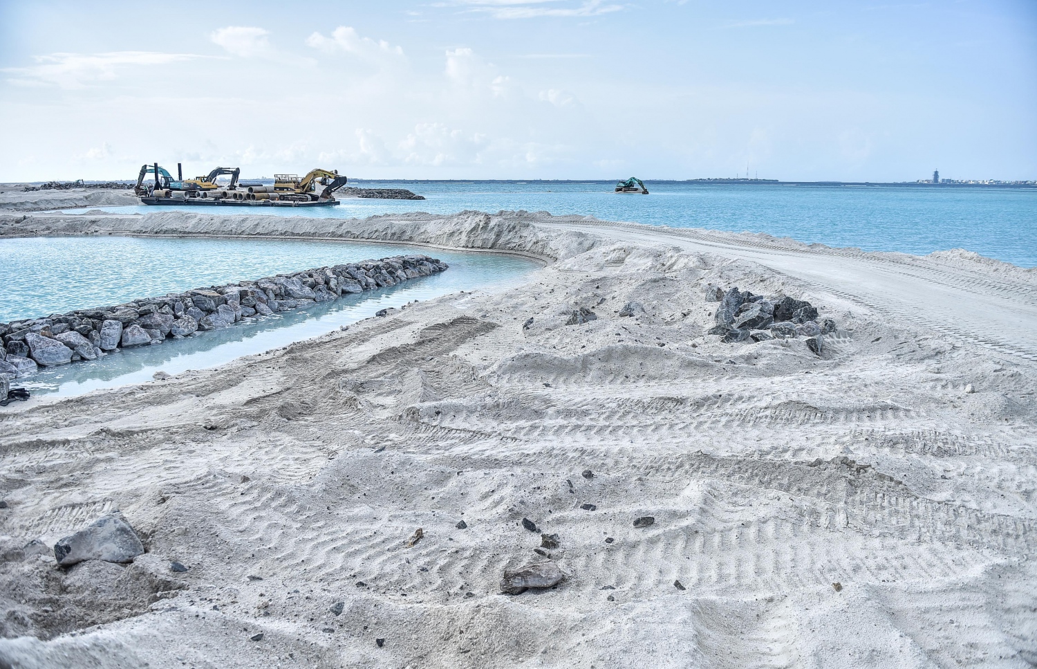 އެނބޫދޫ ފިނޮޅު: ޖުލައި 30، 2017- އެނބޫދޫ ފަޅު ހިއްކައިގެން ތަރައްގީ ކުރާ 311 މިލިއަން ޑޮލަރު (4.7 ބިލިއަން ރުފިޔާ)ގެ އިންޓަގްރޭޓެޑް ރިސޯޓް މަޝްރޫއުގެ ބިން ހިއްކުމުގެ ފިޔަވަހީގެ މަސައްކަތް ކުރިއަށް ދަނީ.---މިހާރު ފޮޓޯ: ހުސެއިން ވަހީދު