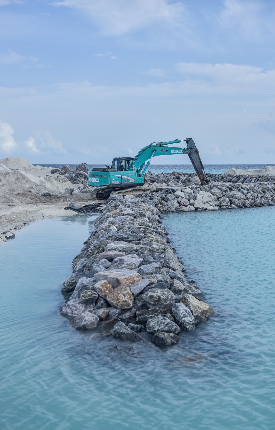 އެނބޫދޫ ފިނޮޅު: ޖުލައި 30، 2017- އެނބޫދޫ ފަޅު ހިއްކައިގެން ތަރައްގީ ކުރާ 311 މިލިއަން ޑޮލަރު (4.7 ބިލިއަން ރުފިޔާ)ގެ އިންޓަގްރޭޓެޑް ރިސޯޓް މަޝްރޫއުގެ ބިން ހިއްކުމުގެ ފިޔަވަހީގެ މަސައްކަތް ކުރިއަށް ދަނީ.---މިހާރު ފޮޓޯ: ހުސެއިން ވަހީދު