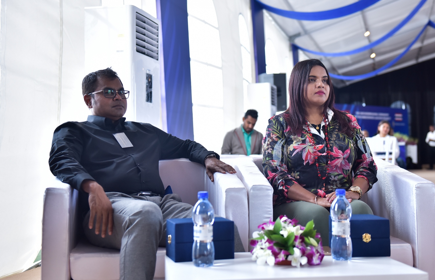 އެނބޫދޫ ފިނޮޅު: ޖުލައި 30، 2017- އެނބޫދޫ ފަޅު ހިއްކައިގެން ތަރައްގީ ކުރާ 311 މިލިއަން ޑޮލަރު (4.7 ބިލިއަން ރުފިޔާ)ގެ އިންޓަގްރޭޓެޑް ރިސޯޓް މަޝްރޫއުގެ ބިންގާ އެޅުމުގެ ރަސްމިއްޔާތުގައި ޔޫތު މިނިސްޓަރު އިރުތިޝާމް (ކ) އަދި އެންވާރޮމަންޓް މިނިސްޓަރު ތޯރިގު.---މިހާރު ފޮޓޯ: ހުސެއިން ވަހީދު