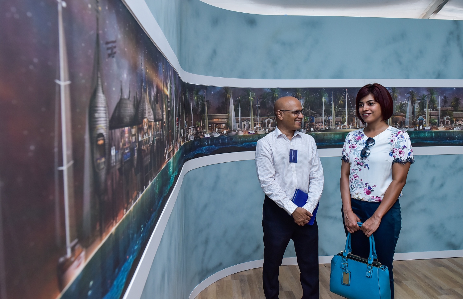 އެނބޫދޫ ފިނޮޅު: ޖުލައި 30، 2017- އެނބޫދޫ ފަޅު ހިއްކައިގެން ތަރައްގީ ކުރާ 311 މިލިއަން ޑޮލަރު (4.7 ބިލިއަން ރުފިޔާ)ގެ އިންޓަގްރޭޓެޑް ރިސޯޓް މަޝްރޫއުގެ ބިންގާ އެޅުމުގެ ރަސްމިއްޔާތަށްފަހު، އެރިސޯޓުގެ މަސައްކަތް ނިމުމުން ހުންނާނެ ގޮތް ދައްކުވައިދޭ ފޮޓޯ ގެލެރީ ރަސްމިއްޔާތުގެ ބައިވެރިންނަށް ދައްކާލުން.---މިހާރު ފޮޓޯ: ހުސެއިން ވަހީދު