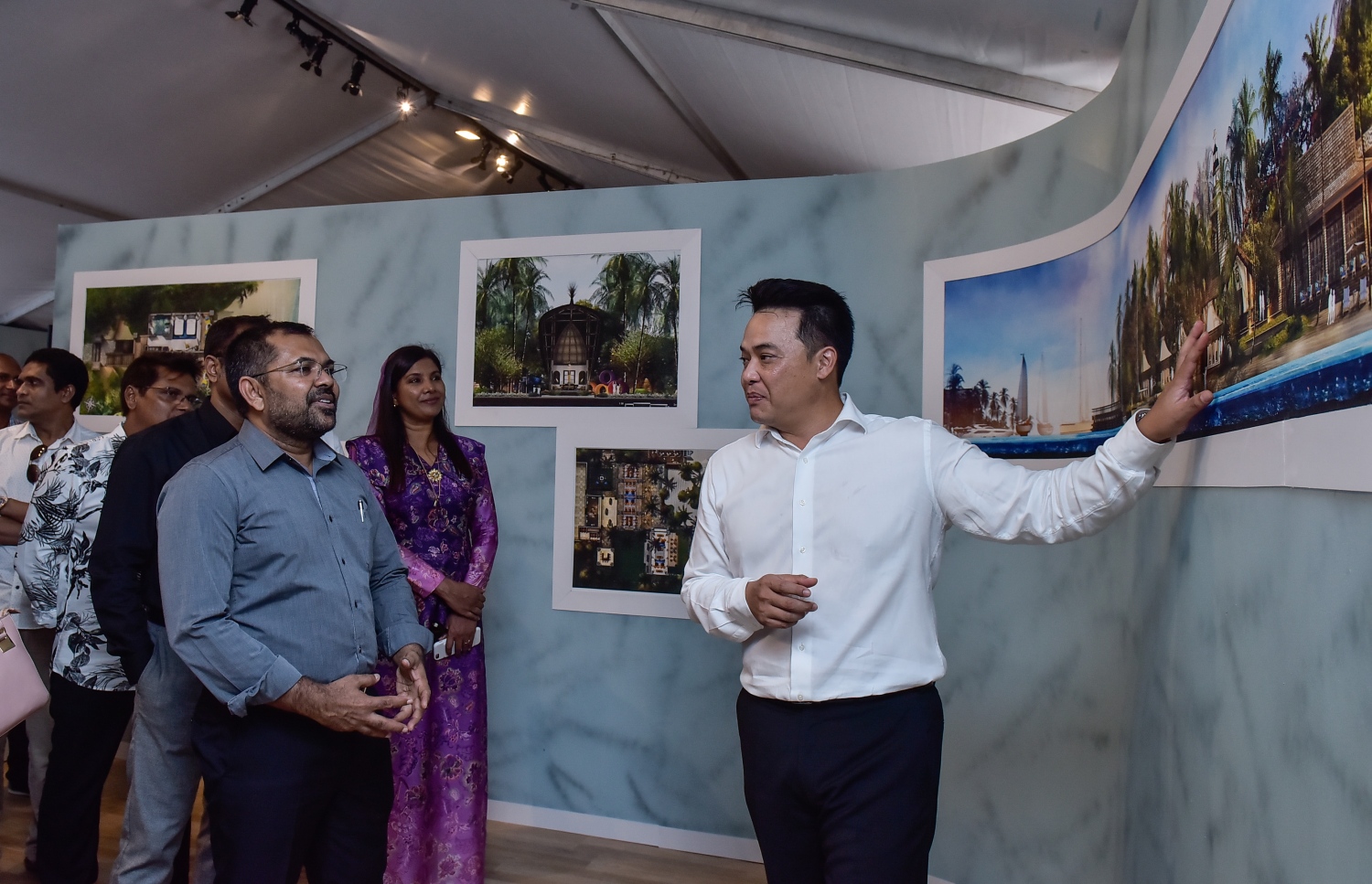 އެނބޫދޫ ފިނޮޅު: ޖުލައި 30، 2017- އެނބޫދޫ ފަޅު ހިއްކައިގެން ތަރައްގީ ކުރާ 311 މިލިއަން ޑޮލަރު (4.7 ބިލިއަން ރުފިޔާ)ގެ އިންޓަގްރޭޓެޑް ރިސޯޓް މަޝްރޫއުގެ ބިންގާ އެޅުމުގެ ރަސްމިއްޔާތަށްފަހު، އެރިސޯޓުގެ މަސައްކަތް ނިމުމުން ހުންނާނެ ގޮތް ދައްކުވައިދޭ ފޮޓޯ ގެލެރީ ރަސްމިއްޔާތުގެ ބައިވެރިންނަށް ދައްކާލުން.---މިހާރު ފޮޓޯ: ހުސެއިން ވަހީދު