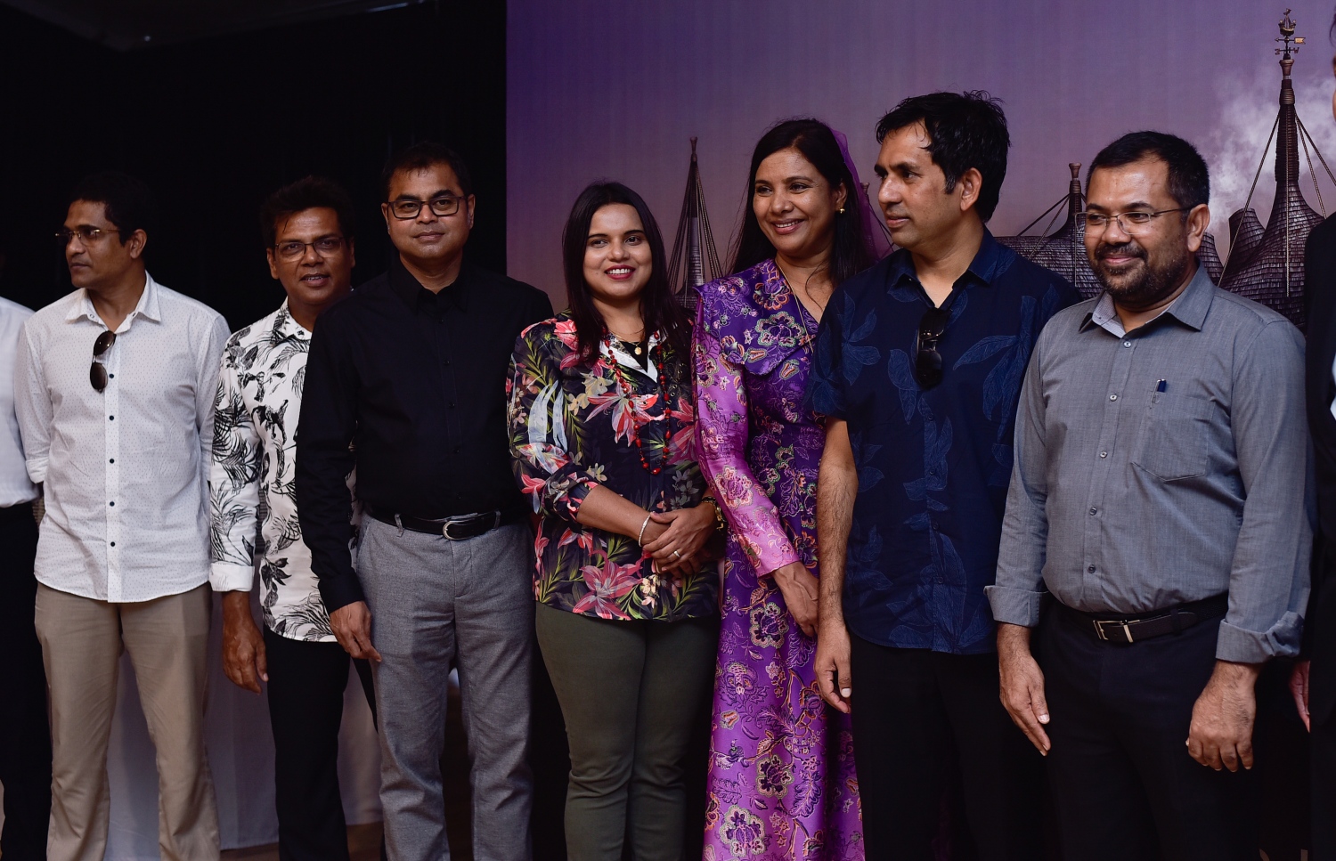 އެނބޫދޫ ފިނޮޅު: ޖުލައި 30، 2017- އެނބޫދޫ ފަޅު ހިއްކައިގެން ތަރައްގީ ކުރާ 311 މިލިއަން ޑޮލަރު (4.7 ބިލިއަން ރުފިޔާ)ގެ އިންޓަގްރޭޓެޑް ރިސޯޓް މަޝްރޫއުގެ ބިންގާ އެޅުމުގެ ރަސްމިއްޔާތުގައި ބައިވެރިވެލެއްވި ދައުލަތުގެ ބައެއް އިސްވެރިންނާއި މަޖިލިސް މެމްބަރުން.---މިހާރު ފޮޓޯ: ހުސެއިން ވަހީދު