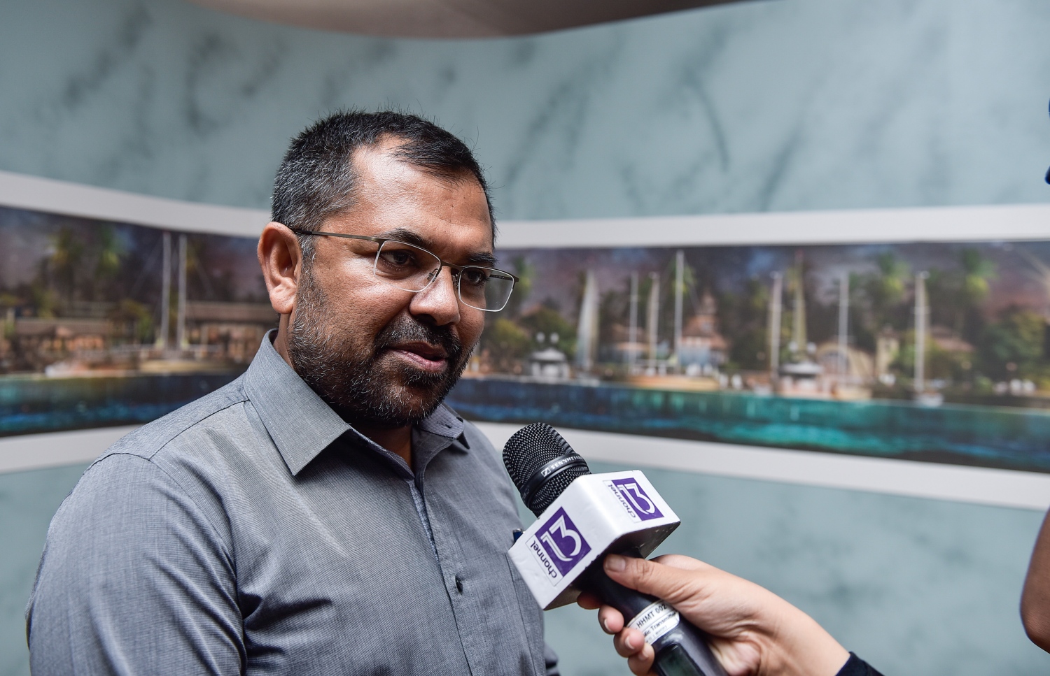 އެނބޫދޫ ފިނޮޅު: ޖުލައި 30، 2017- އެނބޫދޫ ފަޅު ހިއްކައިގެން ތަރައްގީ ކުރާ 311 މިލިއަން ޑޮލަރު (4.7 ބިލިއަން ރުފިޔާ)ގެ އިންޓަގްރޭޓެޑް ރިސޯޓް މަޝްރޫއުގެ ބިންގާ އަޅުއްވައިދެއްވުމަށްފަހު ޓޫރިޒަމް މިނިސްޓަރު މޫސާ ޒަމީރު ނޫސްވެރިންނަށް މައުލޫމާތުދެއްވަނީ.---މިހާރު ފޮޓޯ: ހުސެއިން ވަހީދު