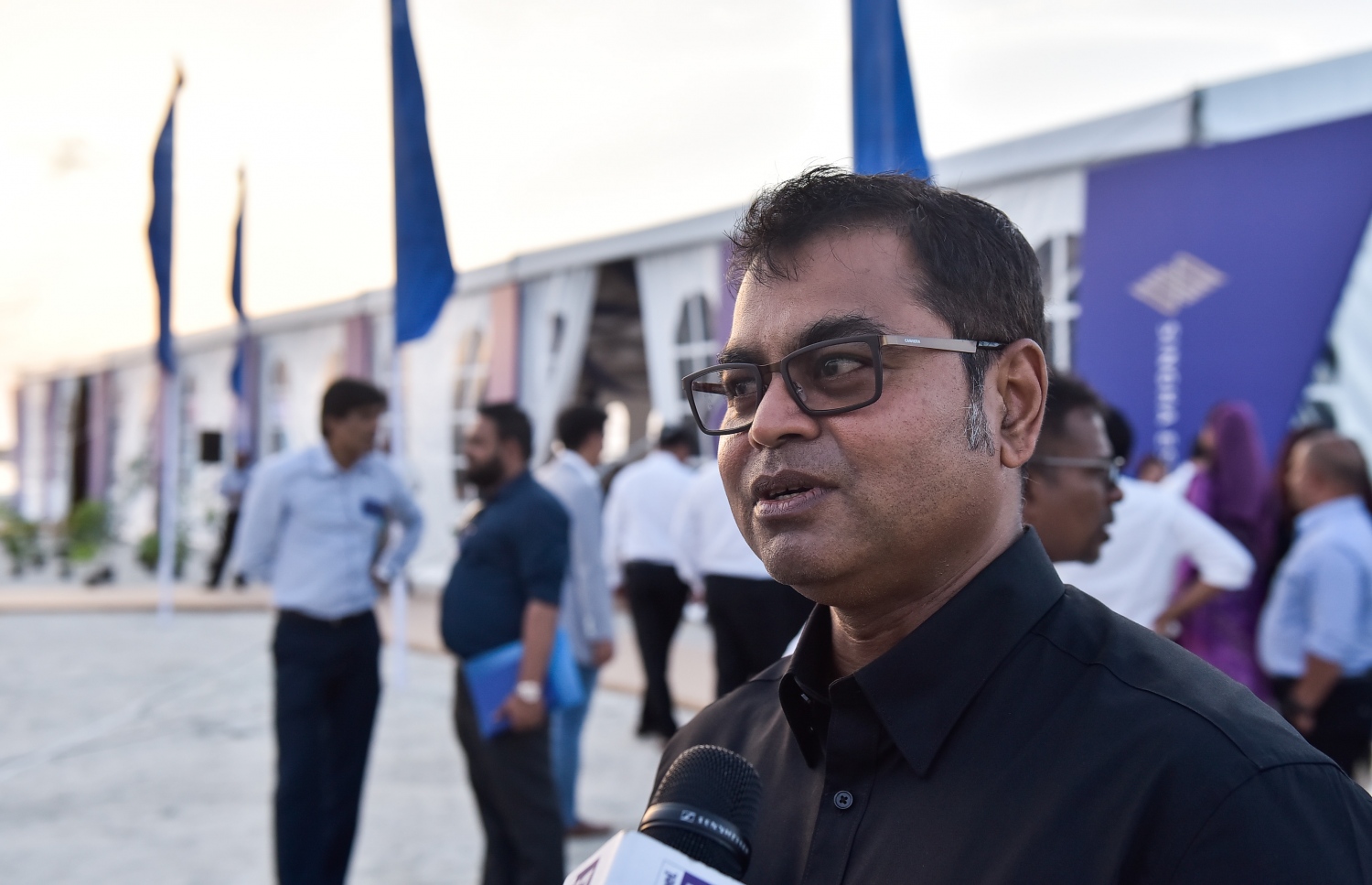 އެނބޫދޫ ފިނޮޅު: ޖުލައި 30، 2017- އެނބޫދޫ ފަޅު ހިއްކައިގެން ތަރައްގީ ކުރާ 311 މިލިއަން ޑޮލަރު (4.7 ބިލިއަން ރުފިޔާ)ގެ އިންޓަގްރޭޓެޑް ރިސޯޓް މަޝްރޫއުގެ ބިންގާ އެޅުމުގެ ރަސްމިއްޔާތަށްފަހު އެންވާރޮމަންޓް  މިނިސްޓަރު ތޯރިގް ނޫސްވެރިންނަށް މައުލޫމާތުދެއްވަނީ.---މިހާރު ފޮޓޯ: ހުސެއިން ވަހީދު