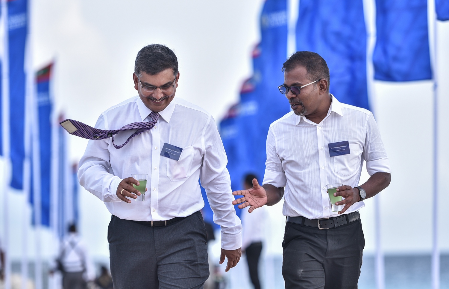 އެނބޫދޫ ފިނޮޅު: ޖުލައި 30، 2017- އެނބޫދޫ ފަޅު ހިއްކައިގެން ތަރައްގީ ކުރާ 311 މިލިއަން ޑޮލަރު (4.7 ބިލިއަން ރުފިޔާ)ގެ އިންޓަގްރޭޓެޑް ރިސޯޓް މަޝްރޫއުގެ ބިންގާ އެޅުމުގެ ރަސްމިއްޔާތުގެ ބައެއް ބައިވެރިން.---މިހާރު ފޮޓޯ: ހުސެއިން ވަހީދު