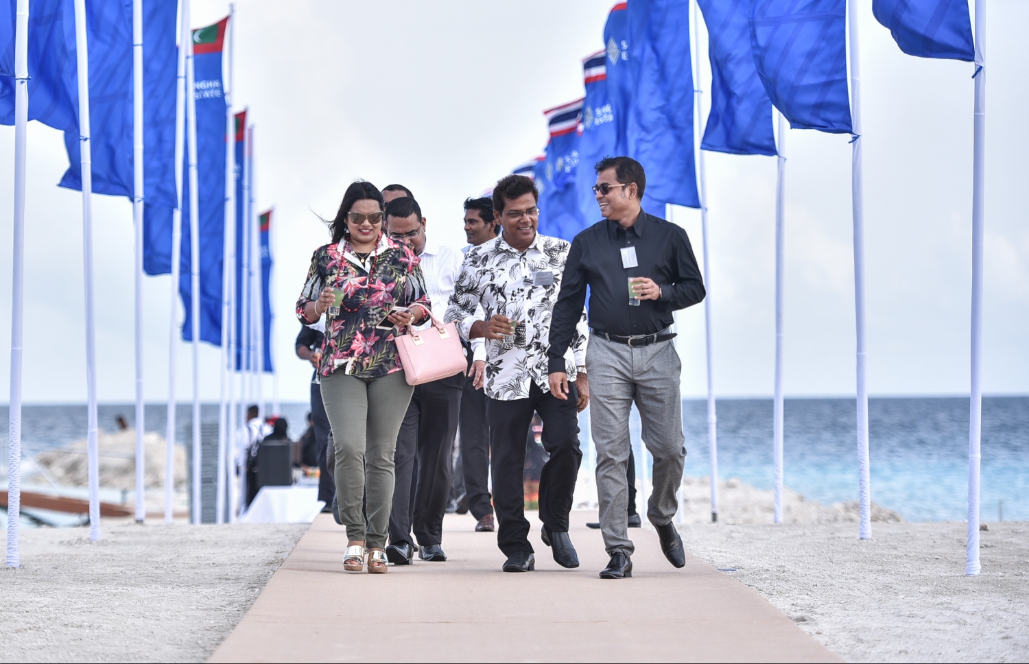 އެނބޫދޫ ފިނޮޅު: ޖުލައި 30، 2017- އެނބޫދޫ ފަޅު ހިއްކައިގެން ތަރައްގީ ކުރާ 311 މިލިއަން ޑޮލަރު (4.7 ބިލިއަން ރުފިޔާ)ގެ އިންޓަގްރޭޓެޑް ރިސޯޓް މަޝްރޫއުގެ ބިންގާ އެޅުމުގެ ރަސްމިއްޔާތުގައި ދައުލަތުގެ ބައެއް މިނިސްޓަރުންނާއި އިސްވެރިން ބައިވެރިވެވަޑައިގަންނަވަނީ.---މިހާރު ފޮޓޯ: ހުސެއިން ވަހީދު