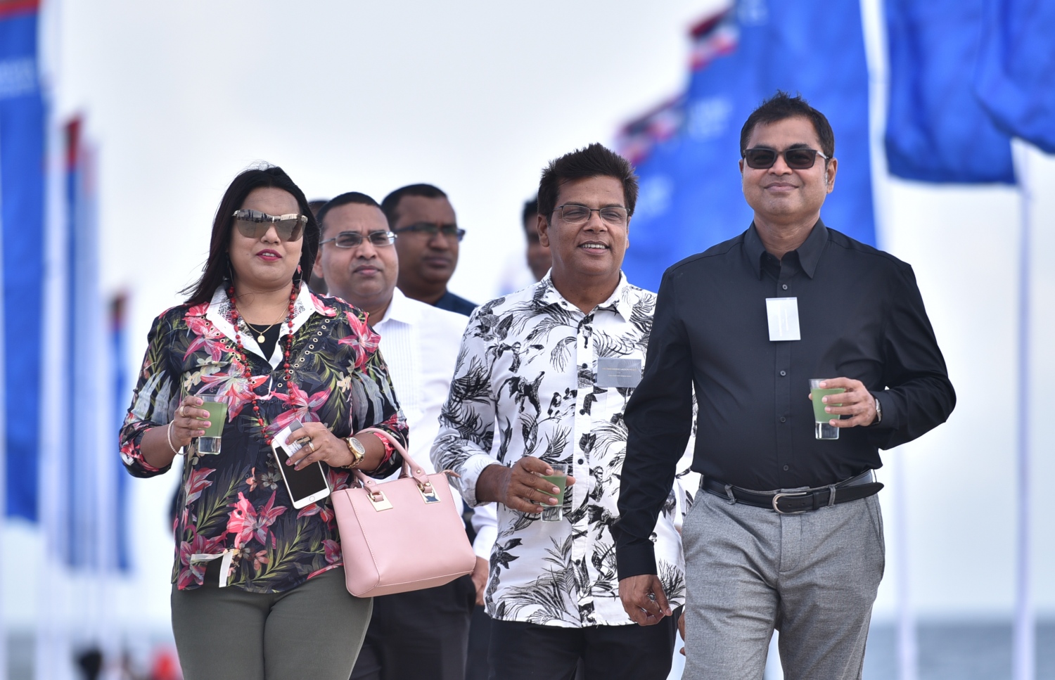 އެނބޫދޫ ފިނޮޅު: ޖުލައި 30، 2017- އެނބޫދޫ ފަޅު ހިއްކައިގެން ތަރައްގީ ކުރާ 311 މިލިއަން ޑޮލަރު (4.7 ބިލިއަން ރުފިޔާ)ގެ އިންޓަގްރޭޓެޑް ރިސޯޓް މަޝްރޫއުގެ ބިންގާ އެޅުމުގެ ރަސްމިއްޔާތުގައި ދައުލަތުގެ ބައެއް މިނިސްޓަރުންނާއި އިސްވެރިން ބައިވެރިވެވަޑައިގަންނަވަނީ.---މިހާރު ފޮޓޯ: ހުސެއިން ވަހީދު