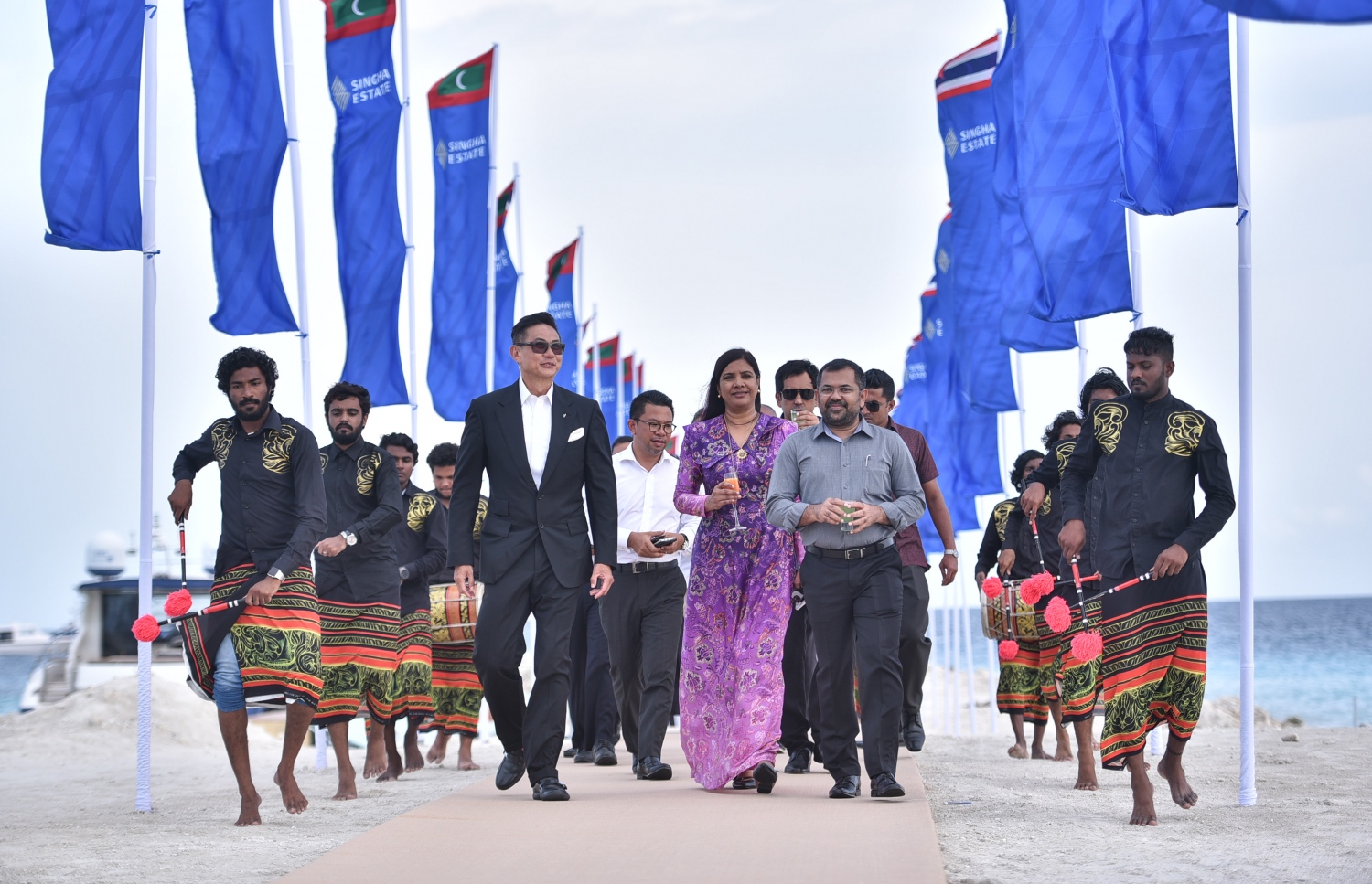 އެނބޫދޫ ފިނޮޅު: ޖުލައި 30، 2017- އެނބޫދޫ ފަޅު ހިއްކައިގެން ތަރައްގީ ކުރާ 311 މިލިއަން ޑޮލަރު (4.7 ބިލިއަން ރުފިޔާ)ގެ އިންޓަގްރޭޓެޑް ރިސޯޓް މަޝްރޫއުގެ ބިންގާ އެޅުމުގެ ރަސްމިއްޔާތުގައި ދައުލަތުގެ ބައެއް މިނިސްޓަރުންނާއި އިސްވެރިން ބައިވެރިވެވަޑައިގަންނަވަނީ.---މިހާރު ފޮޓޯ: ހުސެއިން ވަހީދު