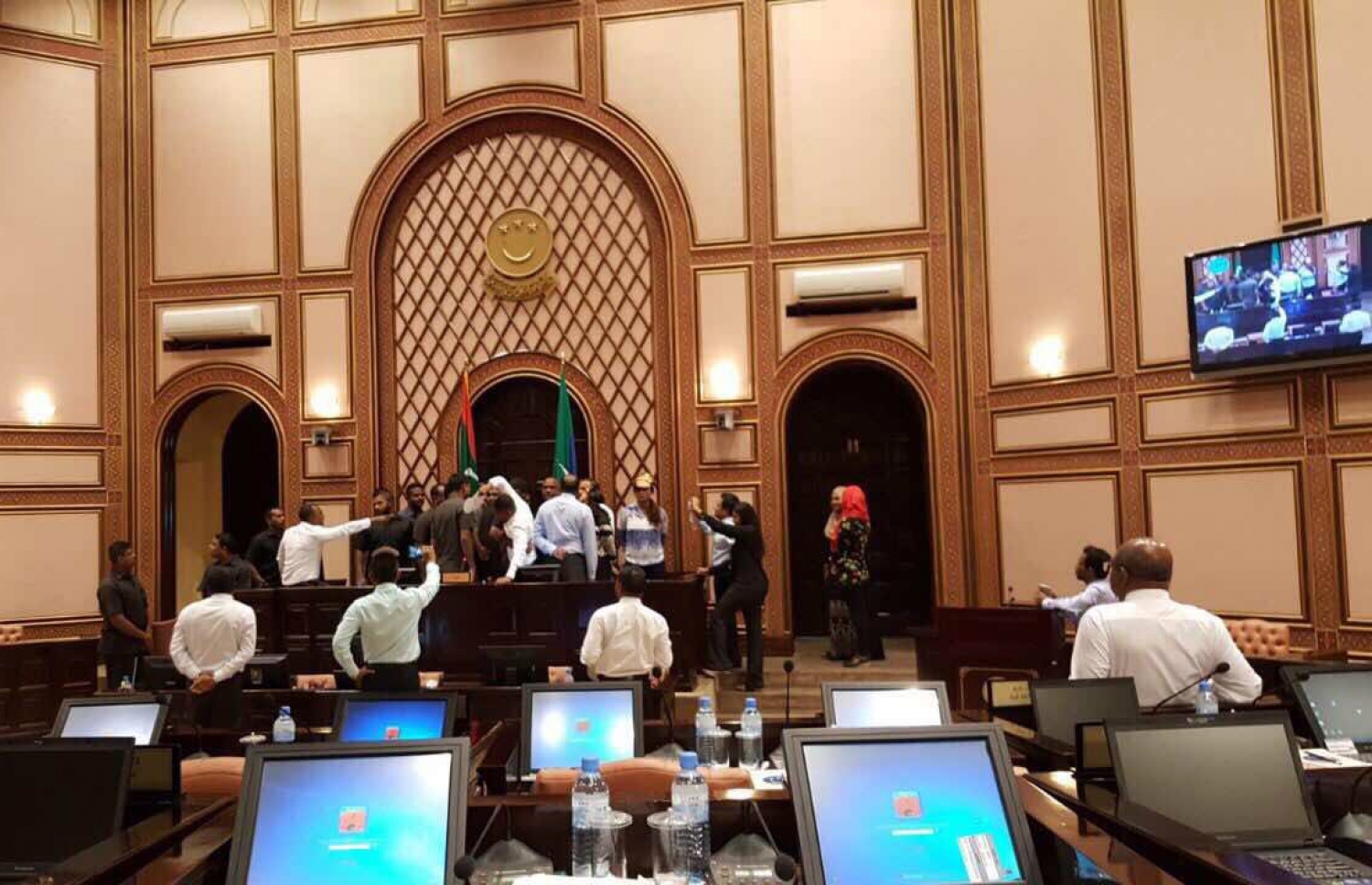 މަޖިލީހުގެ އިދިކޮޅު މެމްބަރުންތަކެއް މީގެކުރިން ޗެމްބަރުގައި އިހްތިޖާޖް ކުރައްވަނީ.