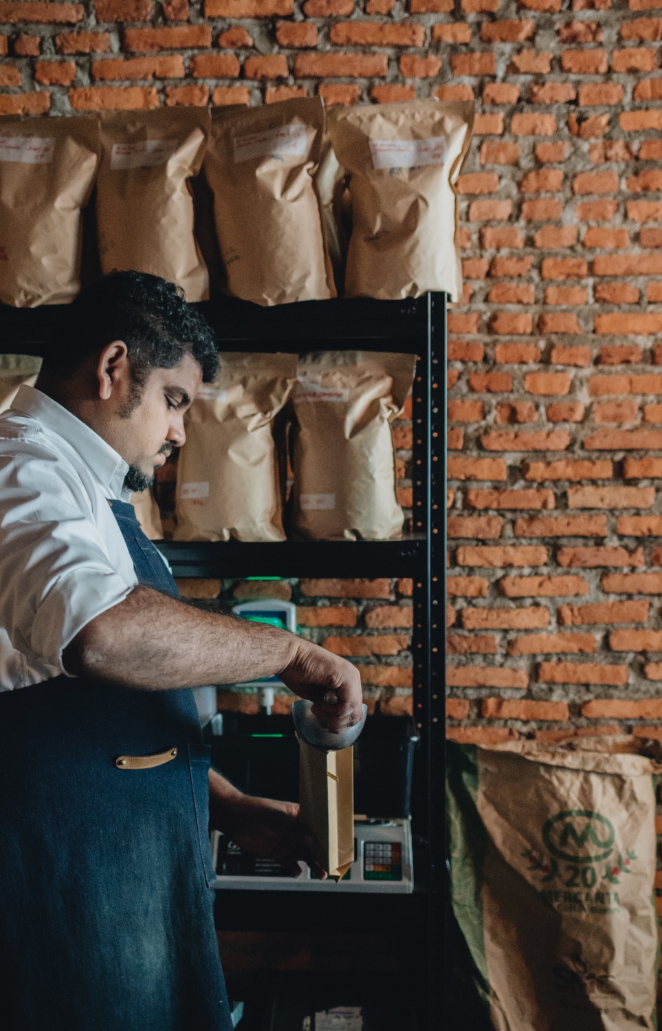 މަބްރޫކް އޭނާގެ "މެރާކީ" ކޮފީ ޝޮޕްްގައި -- ފޮޓޯ: މިލްކް އެންޑް ޔޯކް