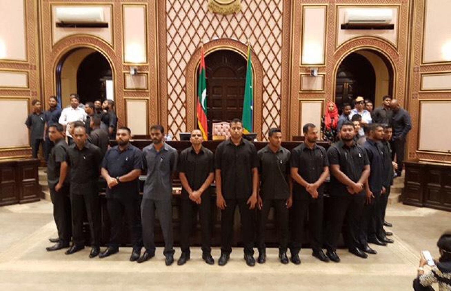 ސިފައިންނަށް މިހާރު އެންމެ ބޮޑަށް ފާޑުކިއުންތައް އަމާޒުވެފައި ވަނީ ޖުލައި 31 ގައި ބޭއްވި މަޖިލިހުގެ ޖަލްސާ ފެށުމުގެ ކުރިން ސިފައިން ވަދެ، އިދިކޮޅު މެމްބަރުންނަށް ހުރަސް އެޅިއެޅުމަށް