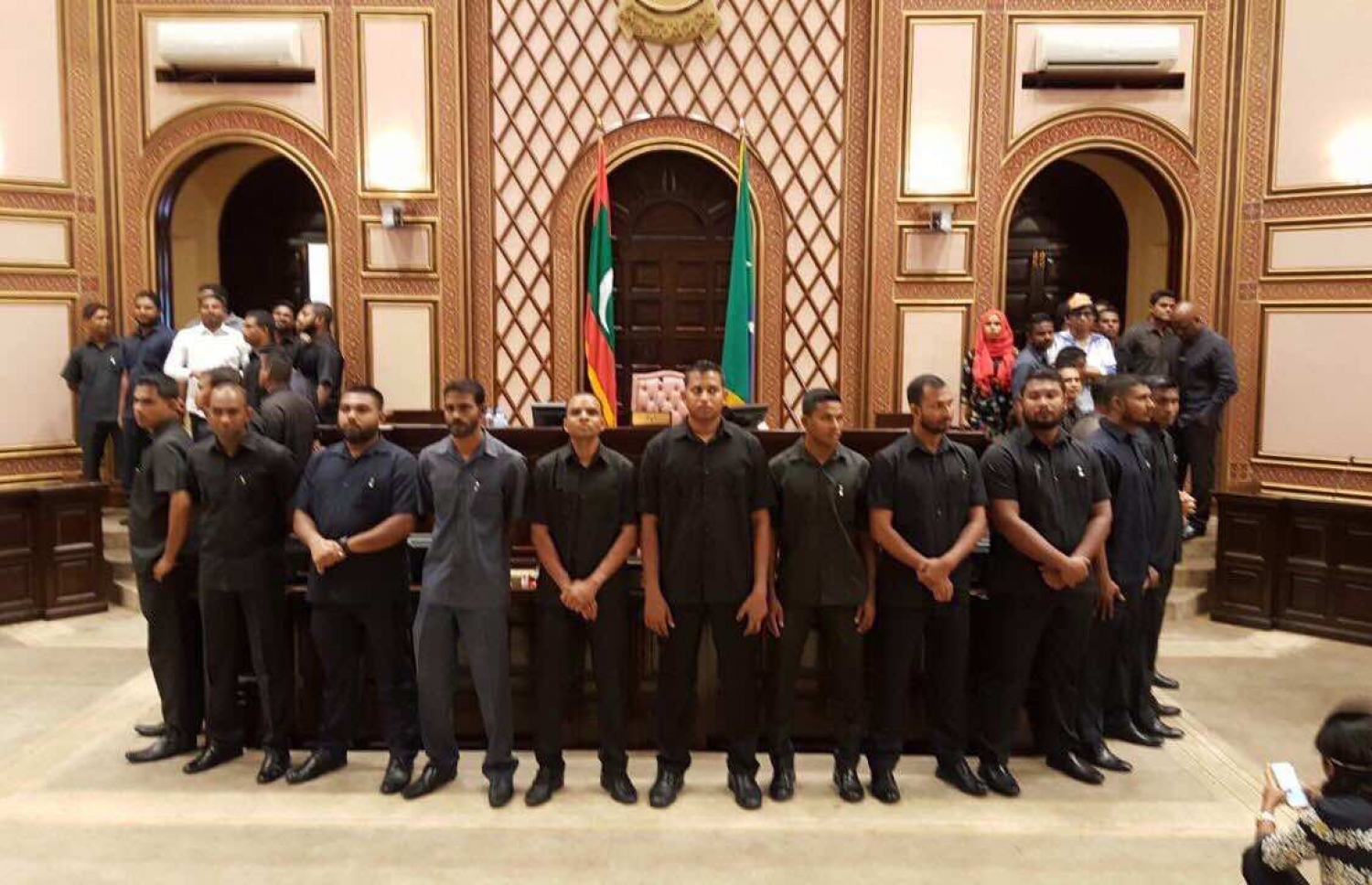 މަޖިލިހުގެ ރިޔާސަތާއި އިދާރީ މޭޒުގެ ވަށައިގެން ސިފައިން އެތުރިގެން: ޖަލްސާތައް ފަށާނެ ދުވަހެއް ނޭނގޭ.