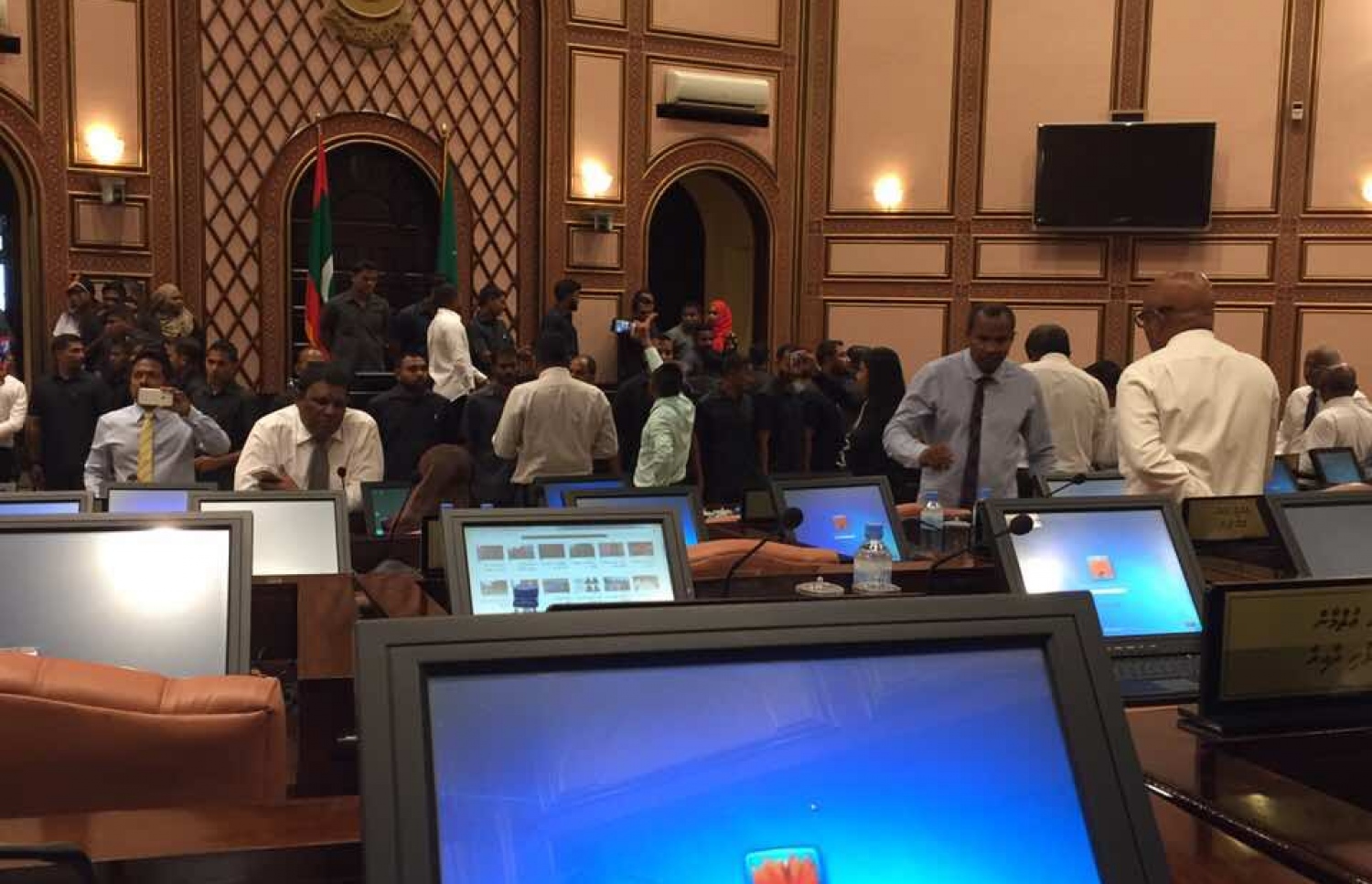 ރައްޔިތުންގެ މަޖިލީހުގެ އިއްޔެގެ ޖަލްސާގައި މަސީހު ރިޔާސަތުގައި އިންނެވުމާ ދެކޮޅަށް މެމްބަރުން އަޑުއުފުއްލަވަނީ.