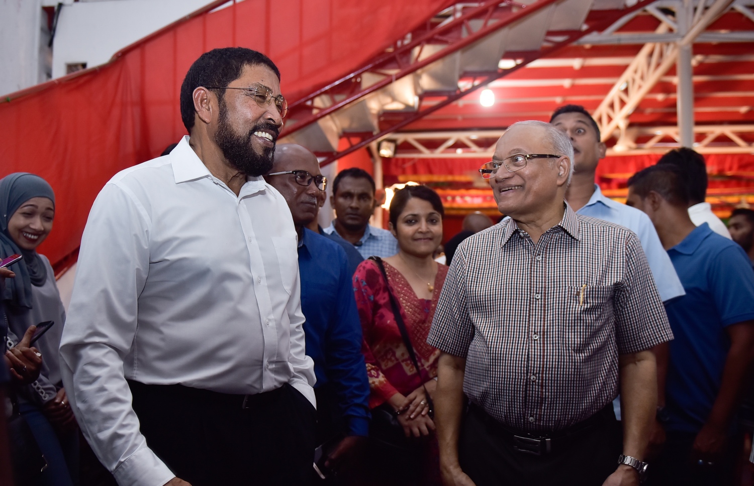 ޖުމްހޫރީ ޕާޓީގެ ލީޑަރު ގާސިމް އިބްރާހިމް ހައްޔަރުކޮށް ހުކުމްކުރުމުގެ ކުރިން، ޖޭޕީގެ މައި ޖަގަހާގައި މައުމޫނާ ބައްދަލުކުރައްވަނީ --ފޮޓޯ/މިހާރު