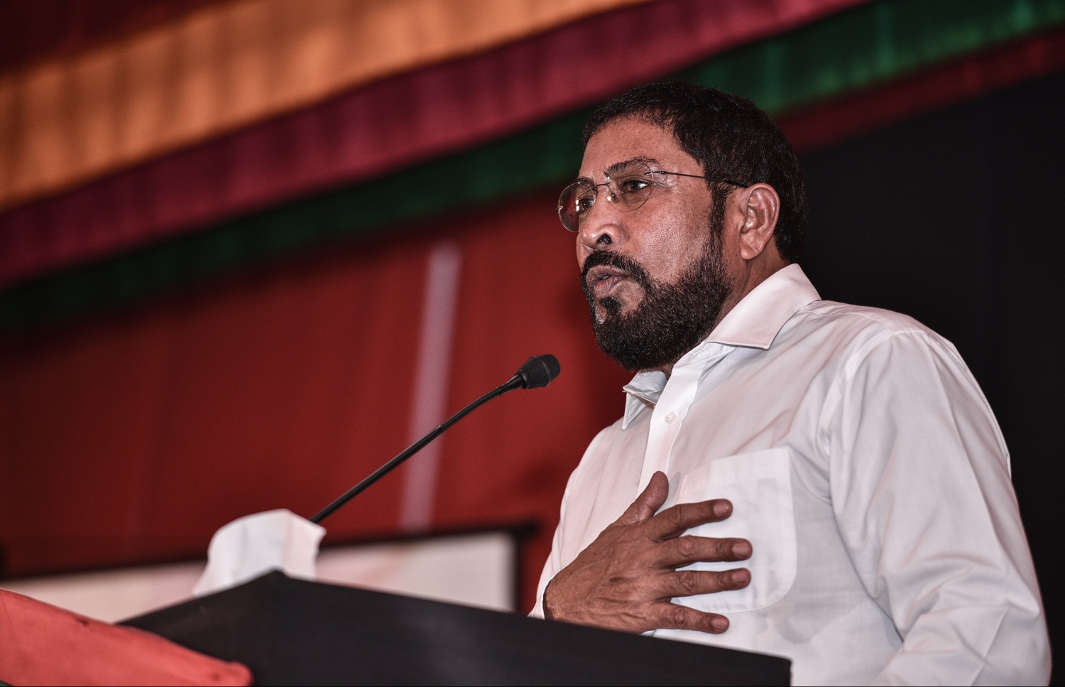 ޖުމްހޫރީ ޕާޓީގެ ޖަލްސާއެއްގައި އެ ޕާޓީގެ ލީޑަރު ގާސިމް އިބްރާހިމް ވާހަކަ ދައްކަވަނީ. -- ފޮޓޯ: މިހާރު