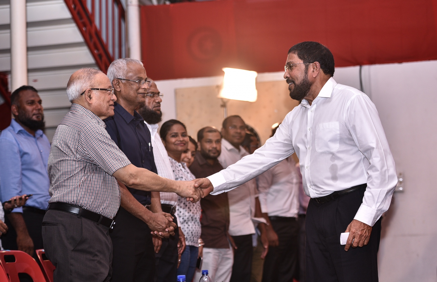 ކުނޫޒްގައި ބޭއްވި ޖަލްސާއެއްގައި ކުރީގެ ރައީސް މައުމޫނާއި ގާސިމް ސަލާމް ކުރައްވަނީ.---މިހާރު ފައިލް ފޮޓޯ