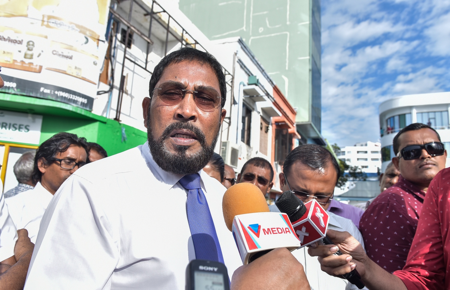 ގާސިމް: އޭނާ ބޭސްފަރުވާ އަށް ފޮނުވުން ލަސްކުރަމުންދާ ކަމަށް ބުނެ އާއިލާ އިން ދަނީ ކަންބޮޑުވުންފާޅުކުރަމުން. --ފޮޓޯ/މިހާރު