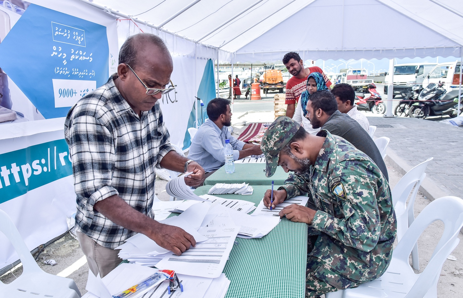 މާލެ: އޮގަސްޓް 2، 2017- ކުނި އުކާލުމަށް މީހަކު ރަޖިސްޓަރީ ކުރަނީ. މުޅި މާލޭގެ ކުނިއުކާލުމުގެ މަސައްކަތް ބިދޭސީން ކުރަމުން އަންނަނިކޮށް ވެމްކޯއިން އެކަން މަނާކޮށް، އެކުންފުނިން އެމަސައްކަތާއި ހަވާލުވުމާއިއެކު މިއަދު ވަނީ އެކުންފުންޏަށާއި އާންމުންނަށް ގިނަ ދަތިތަކަކާއި ގޮންޖެހުންތަކަކާއި ކުރިމަތިލާންޖެހިފައި.---މިހާރު ފޮޓޯ: ހުސެއިން ވަހީދު