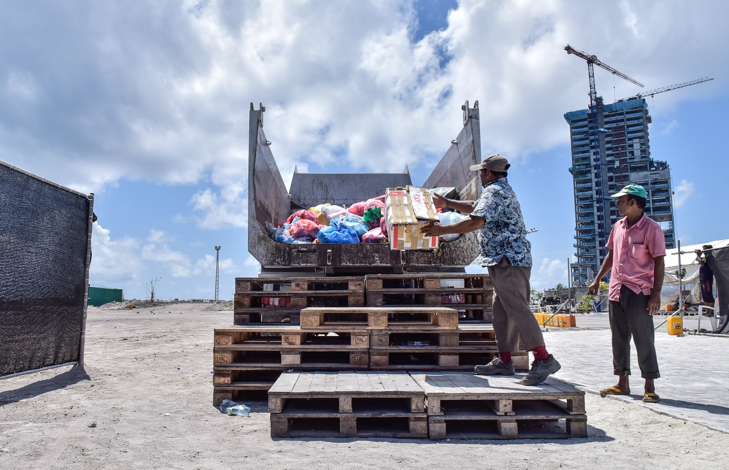 މާލެ: އޮގަސްޓް 2، 2017- މުޅި މާލޭގެ ކުނިއުކާލުމުގެ މަސައްކަތް ބިދޭސީން ކުރަމުން އަންނަނިކޮށް ވެމްކޯއިން އެކަން މަނާކޮށް، އެކުންފުނިން އެމަސައްކަތާއި ހަވާލުވުމާއިއެކު މިއަދު ވަނީ އެކުންފުންޏަށާއި އާންމުންނަށް ގިނަ ދަތިތަކަކާއި ގޮންޖެހުންތަކަކާއި ކުރިމަތިލާންޖެހިފައި.---މިހާރު ފޮޓޯ: ހުސެއިން ވަހީދު