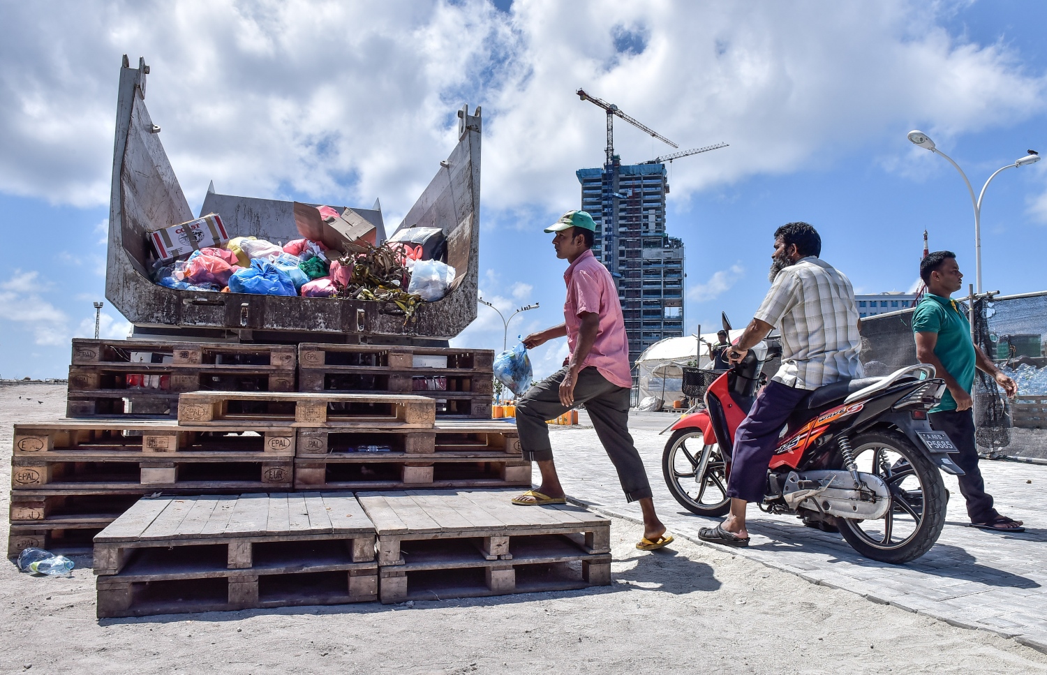 މާލެ: އޮގަސްޓް 2، 2017- މީހަކު ގޭގެ ކުނި އުކާލުމަށް ކުނިކޮށްޓަށް ގޮސް. މުޅި މާލޭގެ ކުނިއުކާލުމުގެ މަސައްކަތް ބިދޭސީން ކުރަމުން އަންނަނިކޮށް ވެމްކޯއިން އެކަން މަނާކޮށް، އެކުންފުނިން އެމަސައްކަތާއި ހަވާލުވުމާއިއެކު މިއަދު ވަނީ އެކުންފުންޏަށާއި އާންމުންނަށް ގިނަ ދަތިތަކަކާއި ގޮންޖެހުންތަކަކާއި ކުރިމަތިލާންޖެހިފައި.---މިހާރު ފޮޓޯ: ހުސެއިން ވަހީދު