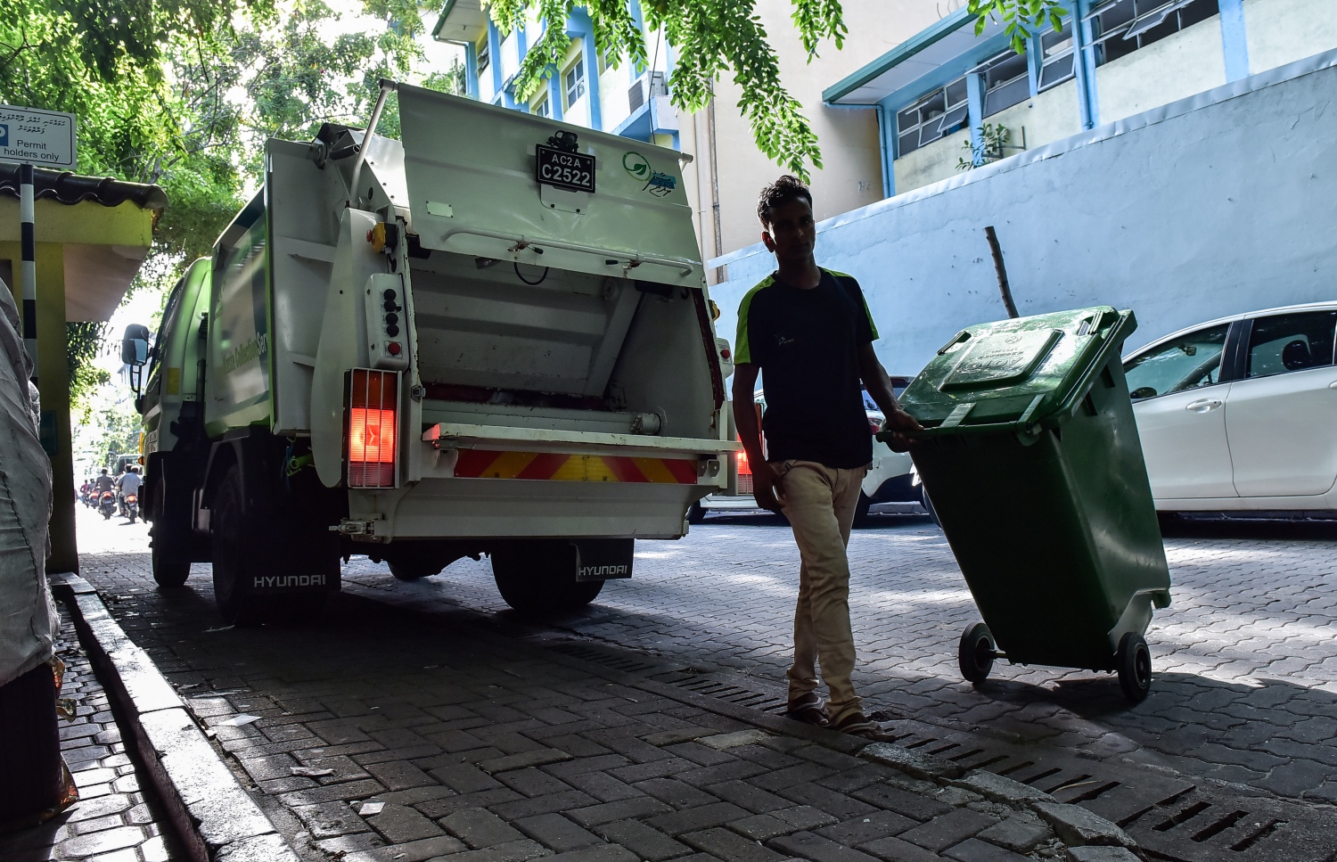 މާލެ: އޮގަސްޓް 2، 2017- ކުނި އުކާލުމުގެ މަސައްކަތުގައި ވެމްކޯގެ މުވައްޒަފުން ހަރަކާތްތެރިވަނީ. މުޅި މާލޭގެ ކުނިއުކާލުމުގެ މަސައްކަތް ބިދޭސީން ކުރަމުން އަންނަނިކޮށް ވެމްކޯއިން އެކަން މަނާކޮށް، އެކުންފުނިން އެމަސައްކަތާއި ހަވާލުވުމާއިއެކު މިއަދު ވަނީ އެކުންފުންޏަށާއި އާންމުންނަށް ގިނަ ދަތިތަކަކާއި ގޮންޖެހުންތަކަކާއި ކުރިމަތިލާންޖެހިފައި.---މިހާރު ފޮޓޯ: ހުސެއިން ވަހީދު