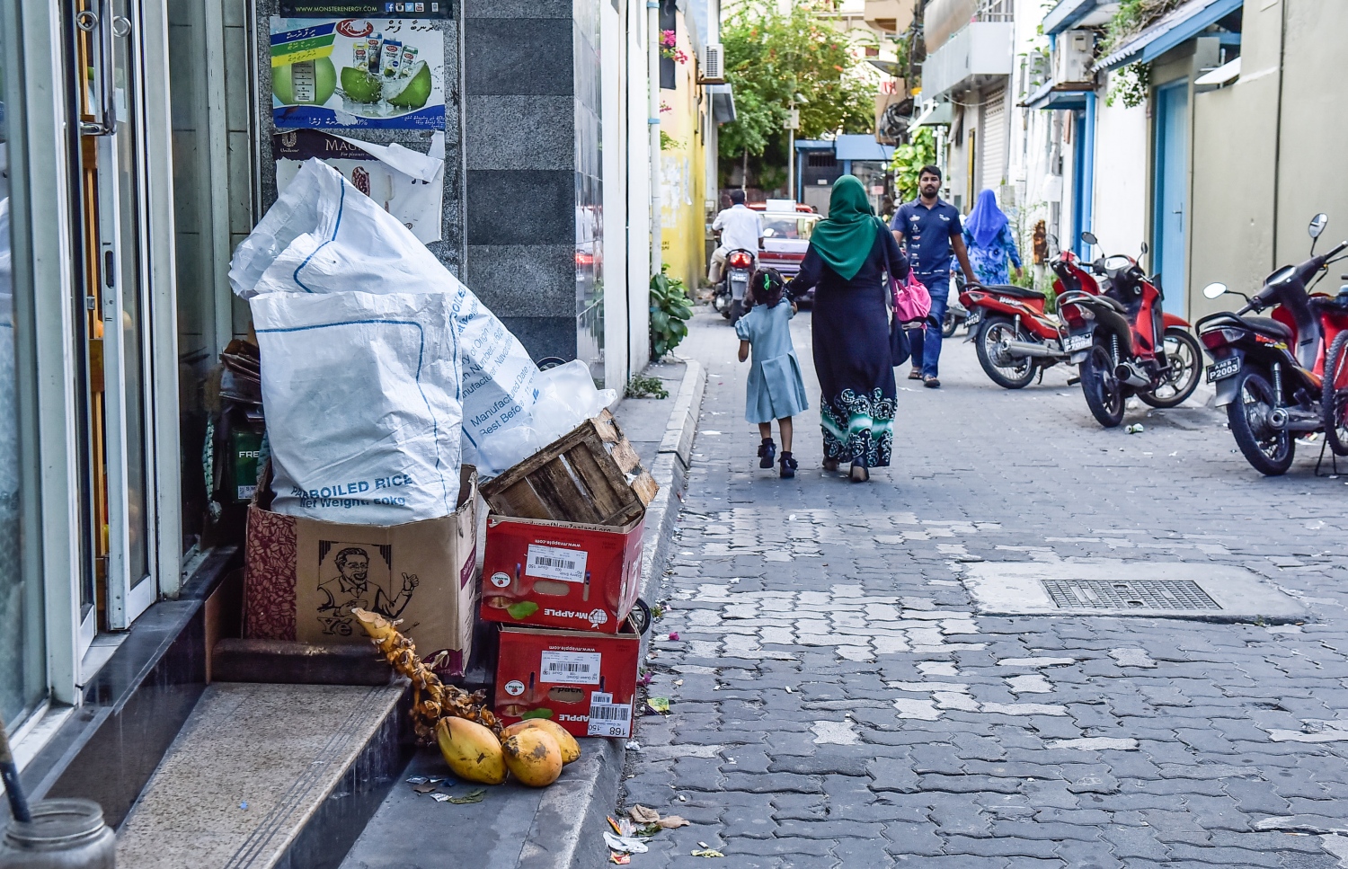 މާލެ: އޮގަސްޓް 2، 2017- ފިހާރައަކުން އުކާލުމަށް މަގުމައްޗަށް ނެރެފައިވާ ކުނި. މުޅި މާލޭގެ ކުނިއުކާލުމުގެ މަސައްކަތް ބިދޭސީން ކުރަމުން އަންނަނިކޮށް ވެމްކޯއިން އެކަން މަނާކޮށް، އެކުންފުނިން އެމަސައްކަތާއި ހަވާލުވުމާއިއެކު މިއަދު ވަނީ އެކުންފުންޏަށާއި އާންމުންނަށް ގިނަ ދަތިތަކަކާއި ގޮންޖެހުންތަކަކާއި ކުރިމަތިލާންޖެހިފައި.---މިހާރު ފޮޓޯ: ހުސެއިން ވަހީދު
