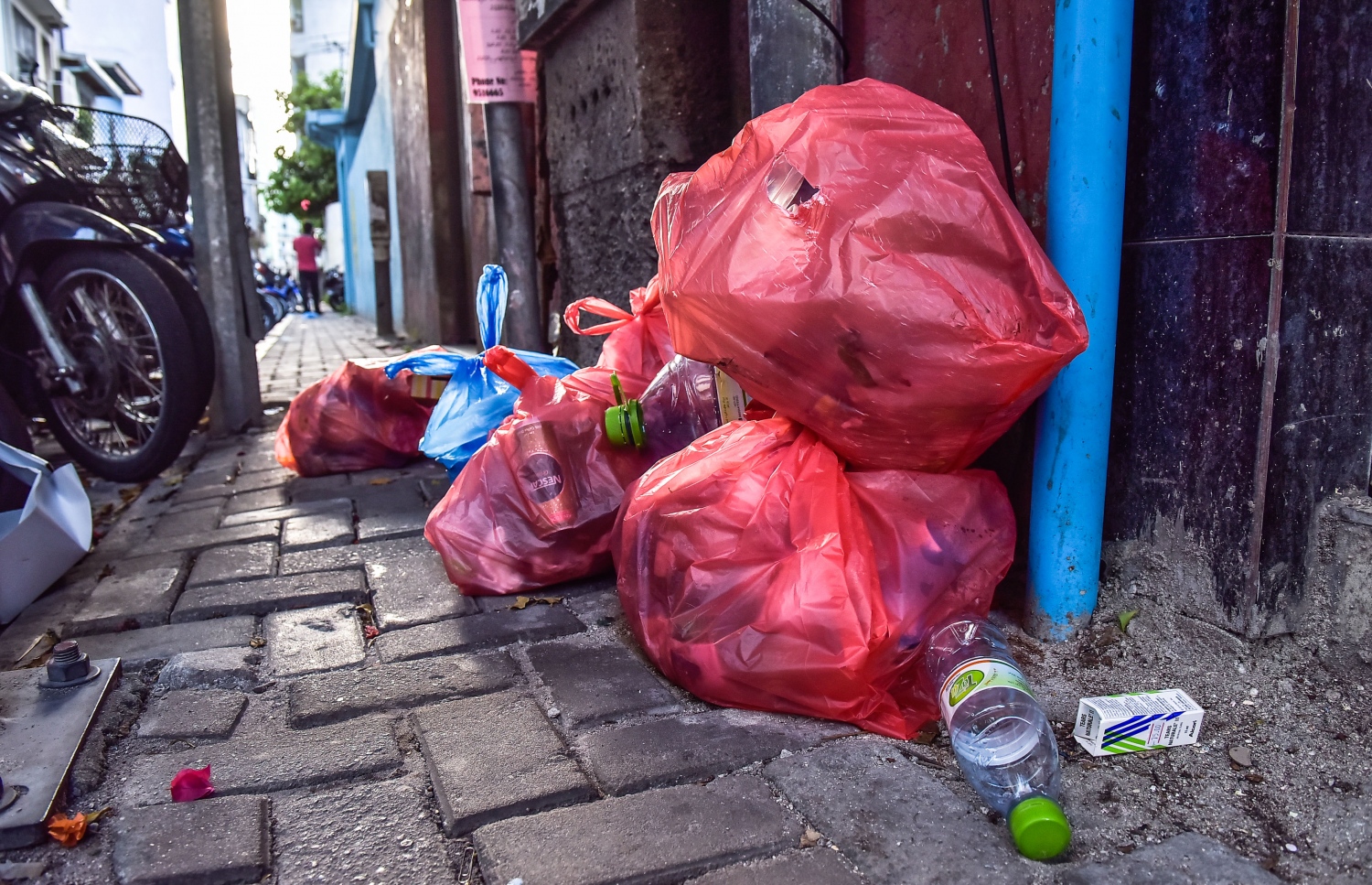 މާލެ: އޮގަސްޓް 2، 2017- ގޭގެއިން އުކާލުމަށް މަގުމައްޗަށް ނެރެފައި ހުރި ކުނި. މުޅި މާލޭގެ ކުނިއުކާލުމުގެ މަސައްކަތް ބިދޭސީން ކުރަމުން އަންނަނިކޮށް ވެމްކޯއިން އެކަން މަނާކޮށް، އެކުންފުނިން އެމަސައްކަތާއި ހަވާލުވުމާއިއެކު މިއަދު ވަނީ އެކުންފުންޏަށާއި އާންމުންނަށް ގިނަ ދަތިތަކަކާއި ގޮންޖެހުންތަކަކާއި ކުރިމަތިލާންޖެހިފައި.---މިހާރު ފޮޓޯ: ހުސެއިން ވަހީދު