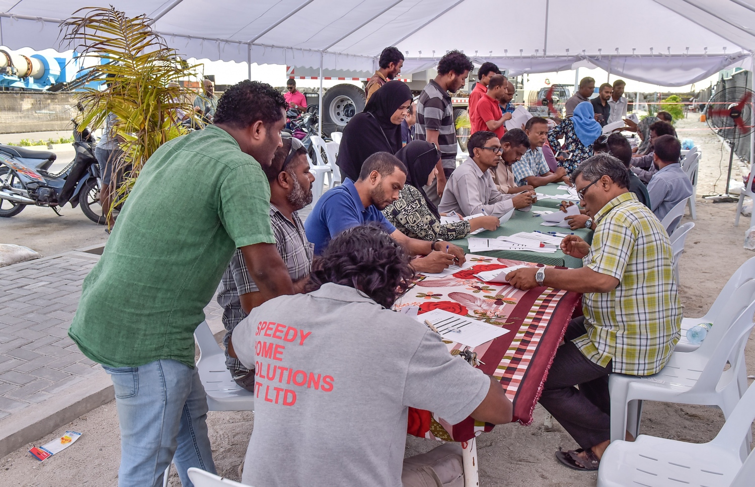 މާލެ: އޮގަސްޓް 2، 2017- ގޭގެއިން ކުނި އުކާލުމަށް ގިނަ އަދަދެއްގެ މީހުން ރަޖިސްޓަރީކުރަނީ. މުޅި މާލޭގެ ކުނިއުކާލުމުގެ މަސައްކަތް ބިދޭސީން ކުރަމުން އަންނަނިކޮށް ވެމްކޯއިން އެކަން މަނާކޮށް، އެކުންފުނިން އެމަސައްކަތާއި ހަވާލުވުމާއިއެކު މިއަދު ވަނީ އެކުންފުންޏަށާއި އާންމުންނަށް ގިނަ ދަތިތަކަކާއި ގޮންޖެހުންތަކަކާއި ކުރިމަތިލާންޖެހިފައި.---މިހާރު ފޮޓޯ: ހުސެއިން ވަހީދު