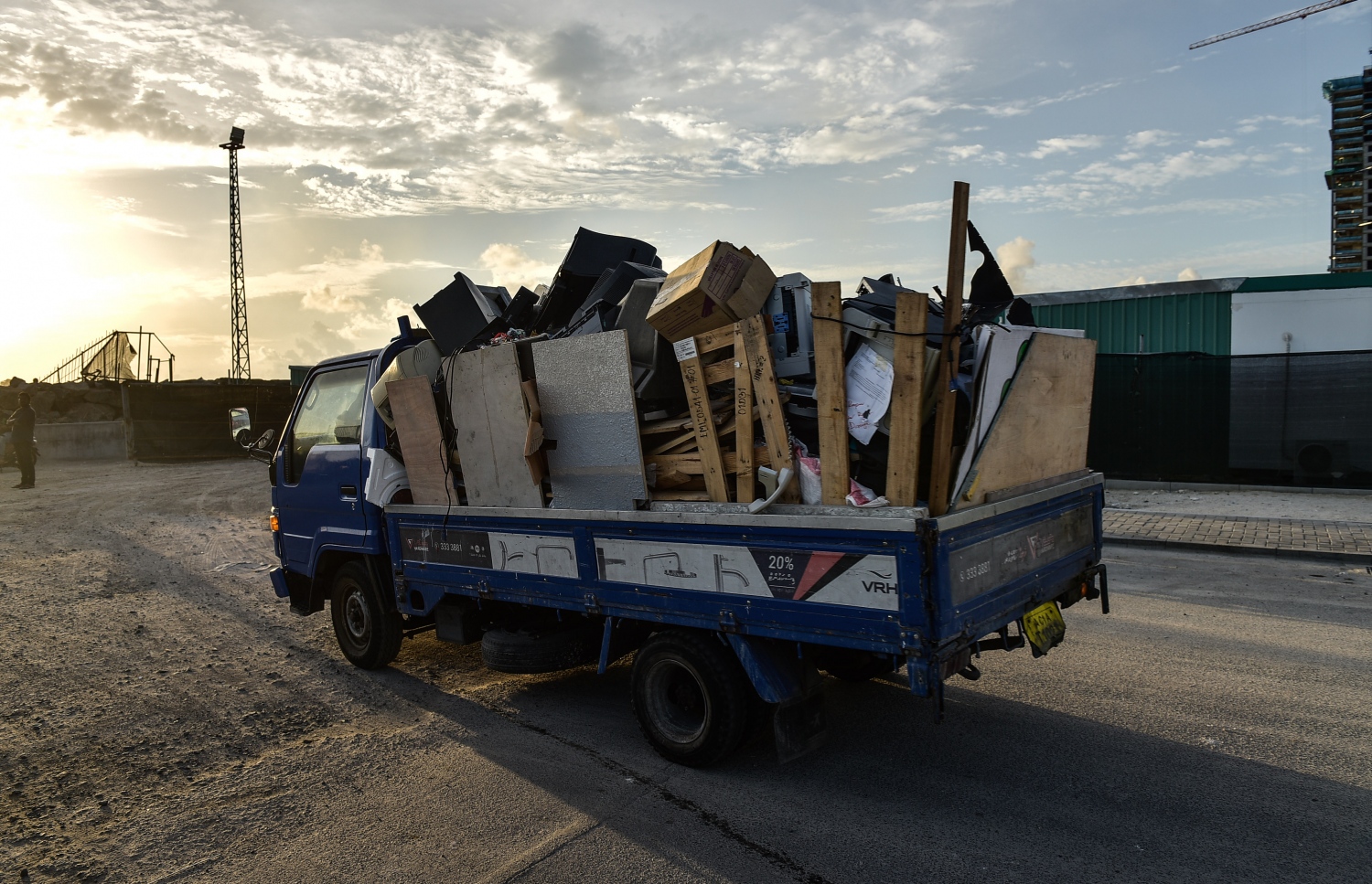 އޮގަސްޓް 2، 2017- މާލޭ ކުނިކޮށްޓަށް ކުނި އުކާލުމަށް ދާ ޕިކަޕެއް. މުޅި މާލޭގެ ކުނިއުކާލުމުގެ މަސައްކަތް ބިދޭސީން ކުރަމުން އަންނަނިކޮށް ވެމްކޯއިން އެކަން މަނާކޮށް، އެކުންފުނިން އެމަސައްކަތާއި ހަވާލުވުމާއިއެކު މިއަދު ވަނީ އެކުންފުންޏަށާއި އާންމުންނަށް ގިނަ ދަތިތަކަކާއި ގޮންޖެހުންތަކަކާއި ކުރިމަތިލާންޖެހިފައި.---މިހާރު ފޮޓޯ: ހުސެއިން ވަހީދު