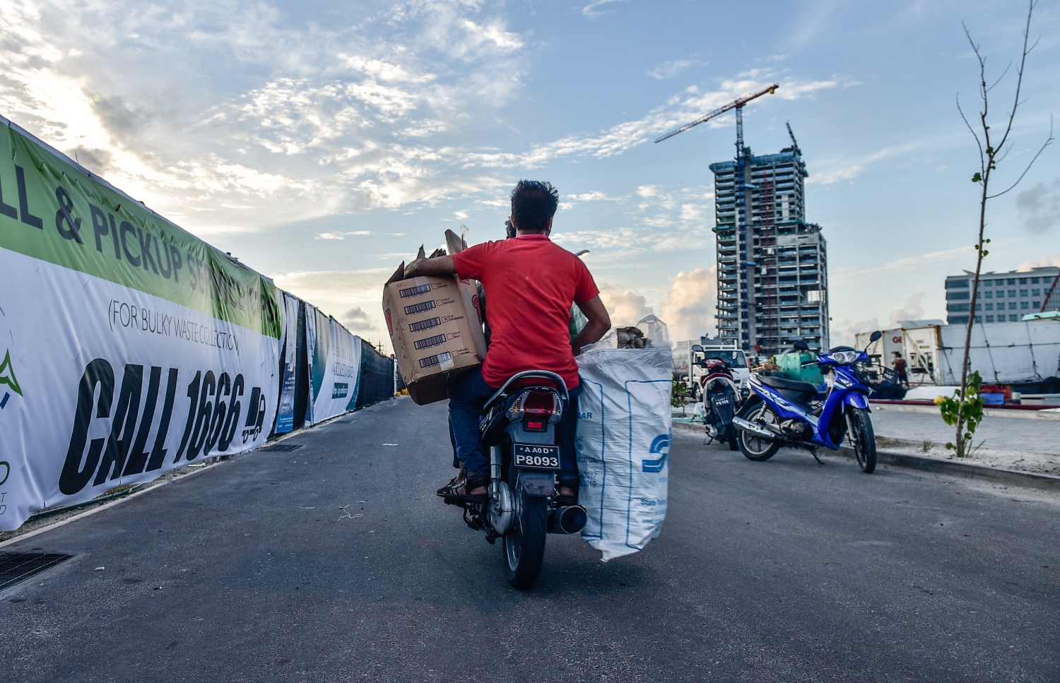 މާލެ: އޮގަސްޓް 2، 2017- ސައިކަލެއްގައި ބަޔަކު ކުނިއުކާލަން ދަނީ. މުޅި މާލޭގެ ކުނިއުކާލުމުގެ މަސައްކަތް ބިދޭސީން ކުރަމުން އަންނަނިކޮށް ވެމްކޯއިން އެކަން މަނާކޮށް، އެކުންފުނިން އެމަސައްކަތާއި ހަވާލުވުމާއިއެކު މިއަދު ވަނީ އެކުންފުންޏަށާއި އާންމުންނަށް ގިނަ ދަތިތަކަކާއި ގޮންޖެހުންތަކަކާއި ކުރިމަތިލާންޖެހިފައި.---މިހާރު ފޮޓޯ: ހުސެއިން ވަހީދު