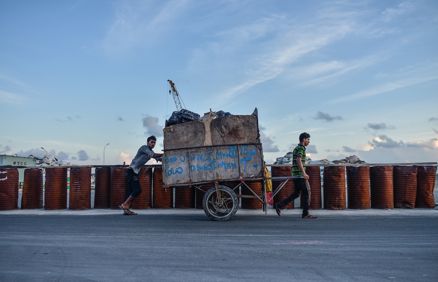މާލެ: އޮގަސްޓް 2، 2017- ބިދޭސީންތަކެއް ގާޑިޔަލެއްގައި ކުނި އުކާލުމުގެ މަސައްކަތްކުރަނީ. މުޅި މާލޭގެ ކުނިއުކާލުމުގެ މަސައްކަތް ބިދޭސީން ކުރަމުން އަންނަނިކޮށް ވެމްކޯއިން އެކަން މަނާކޮށް، އެކުންފުނިން އެމަސައްކަތާއި ހަވާލުވުމާއިއެކު މިއަދު ވަނީ އެކުންފުންޏަށާއި އާންމުންނަށް ގިނަ ދަތިތަކަކާއި ގޮންޖެހުންތަކަކާއި ކުރިމަތިލާންޖެހިފައި.---މިހާރު ފޮޓޯ: ހުސެއިން ވަހީދު