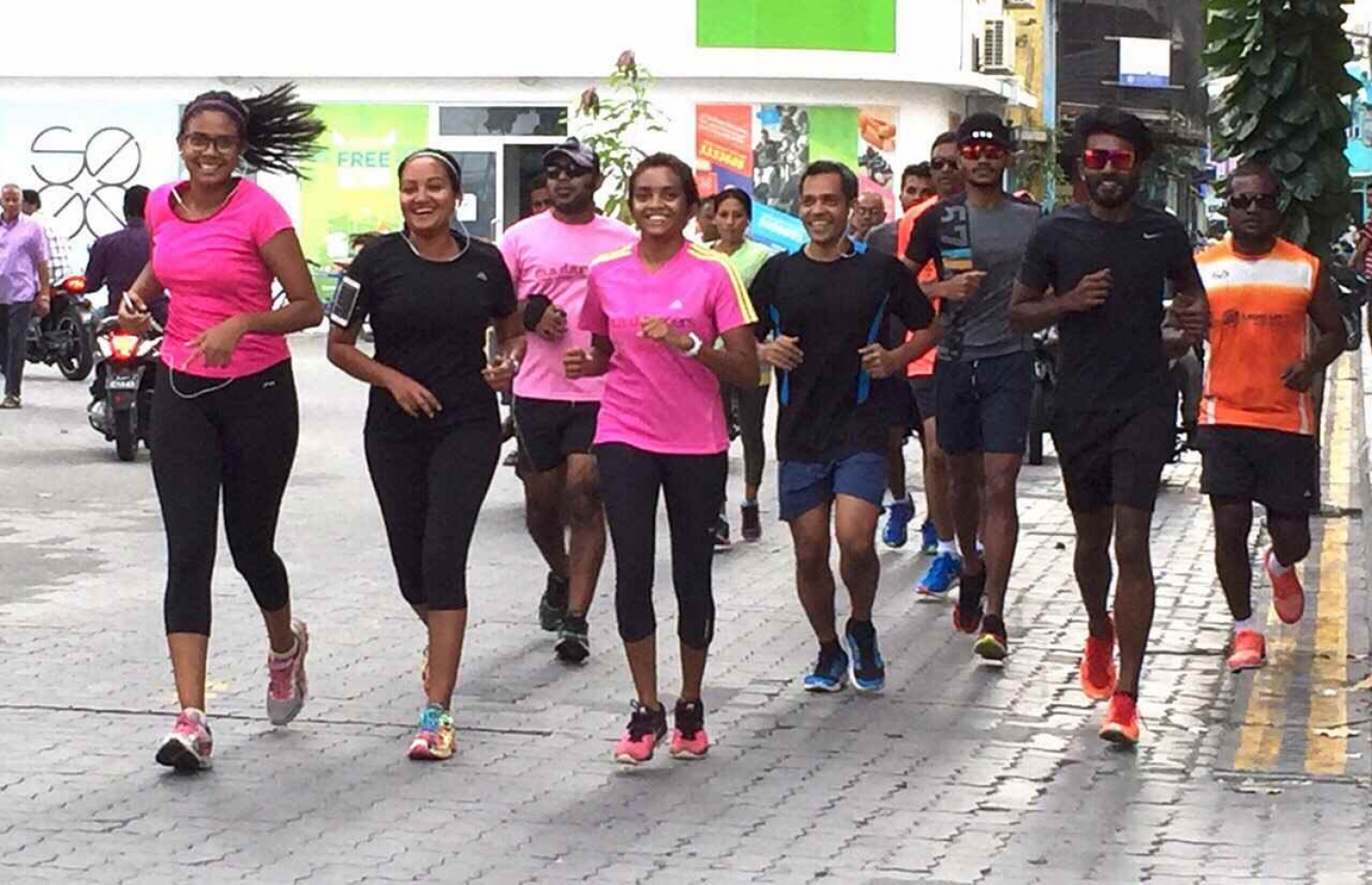 ޒަމްޕެ އާއި މޭޑް ރަނާސްގައި އޭނާގެ ދުވުމުގެ ބައިވެރިންނާ އެކު ދުވަނީ