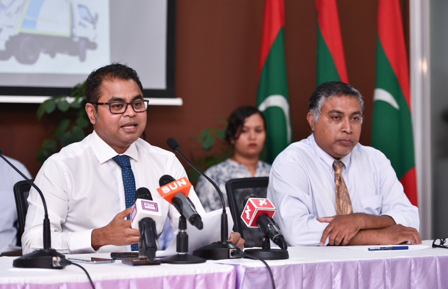 އެންވަޔަރަމެންޓް މިނިސްޓްރީން ކުރިން ބޭއްވި ނޫސްވެރިންގެ ބައްދަލުވުމެއްގައި މިނިސްޓަރު ތޯރިގު ވާހަކަ ދައްކަވަނީ -- މިހާރު ފައިލް ފޮޓޯ