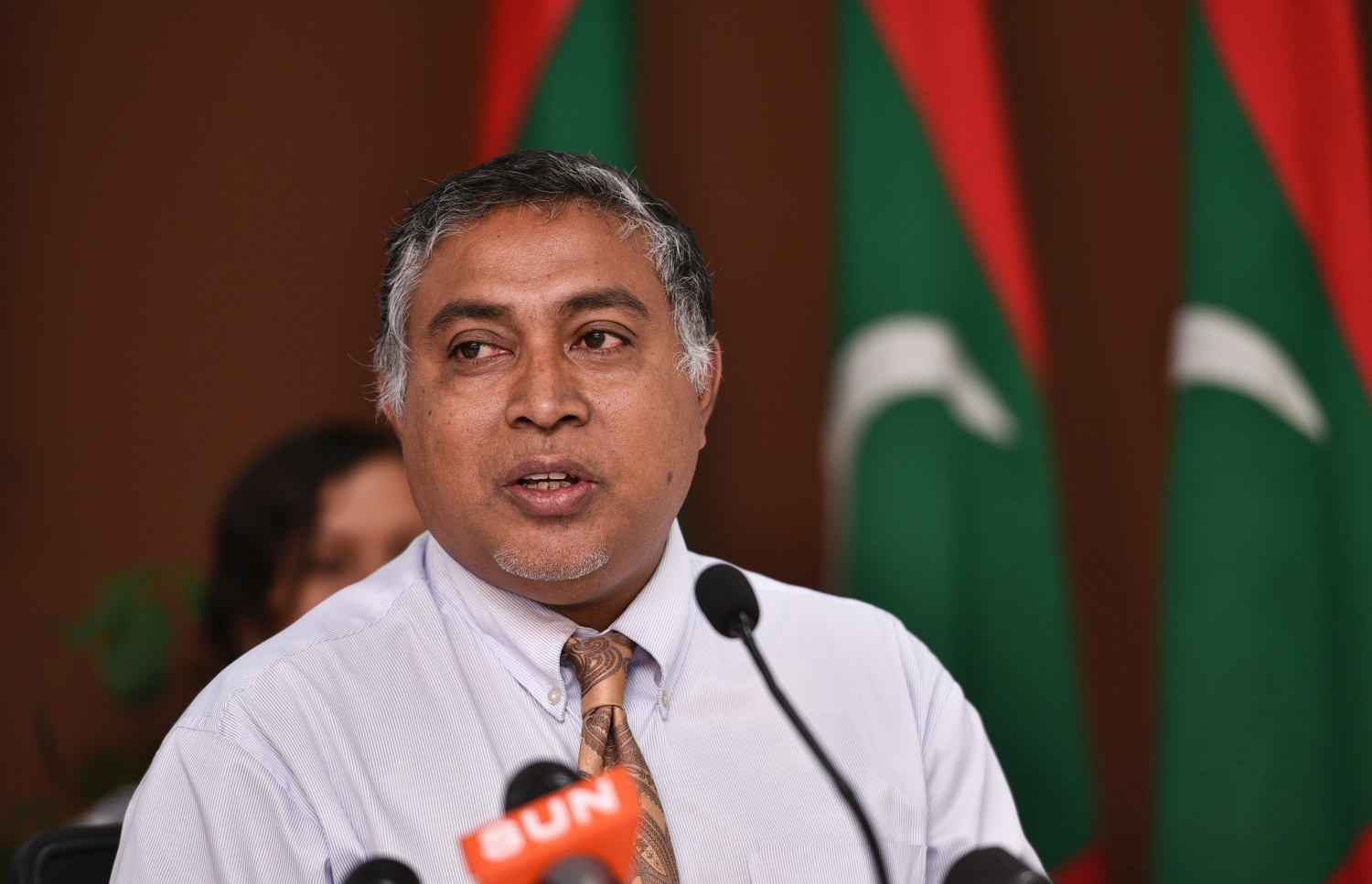 ތިމާވެއްޓާ ބެހޭ މިނިސްޓްރީގެ ޑެޕިއުޓީ މިނިސްޓަރު އަލީ އާމިރު މިއަދު ނޫސްވެރިންނާ ވާހަކަ ދައްކަވަނީ.---މިހާރު ފޮޓޯ: ހުސެއިން ވަހީދު