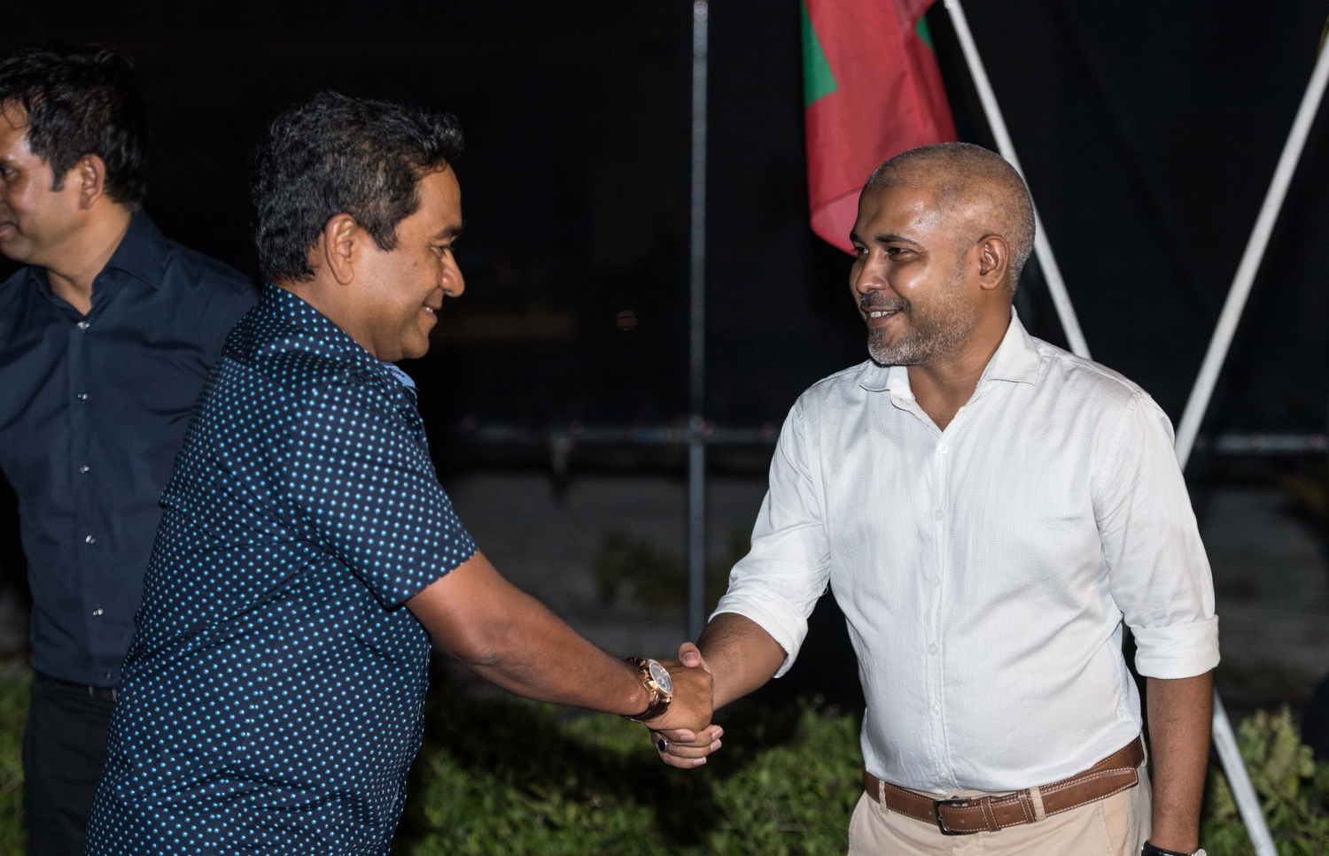 ރައީސް އަބްދުﷲ ޔާމީން، އެޗްޑީސީގެ އެމްޑީ ސައިމަންއާ ސަލާމް ކުރައްވަނީ.